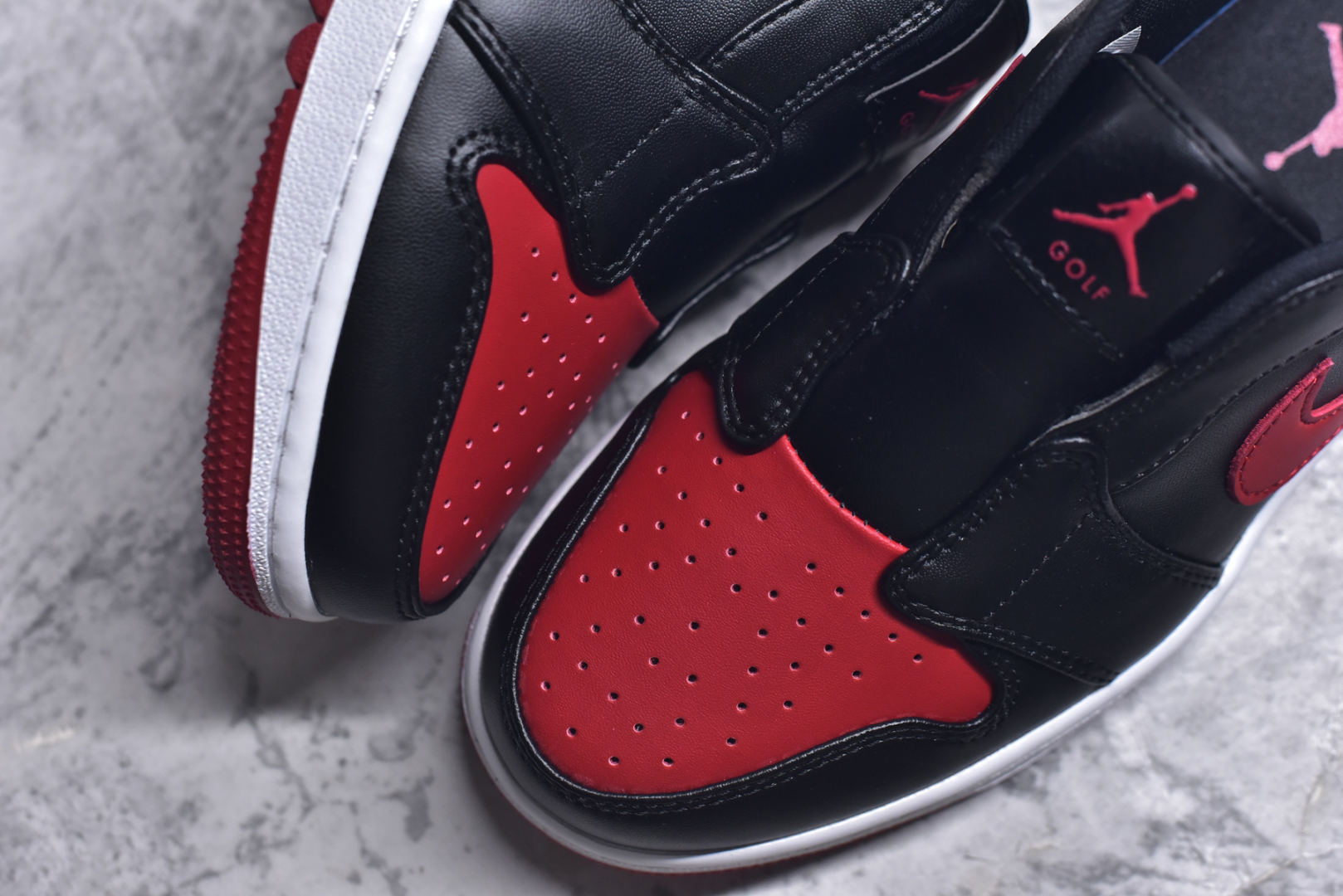 图片[8]-#Air Jordan AJ1 Low 低帮 半拖黑红 FJ1214-001 全新流水线出品 DT版本唯一平替选择 市场第二梯队最强版 全部原鞋开发 原楦原纸板开发 全鞋电脑针车 原厂内置全掌气垫 原盒内在原标 唯一Zp原版鞋带绑法 免检产品 全新2022版型 全头层皮料 完美零毛边处理 原厂配置全掌气垫 价格定位良心 几十个配色陆续出货 实拍调校N版已经零色差零失真 百分百还原实物色彩所见即所得 不存在货不对板色差等低级问题 选购参考实物拍摄 不混卖不参货 只用心做好货严格选品 承诺混一赔十 尺码：36 36.5 37.5 38 38.5 39 40 40.5 41 42 42.5 43 44 44.5-选品中心