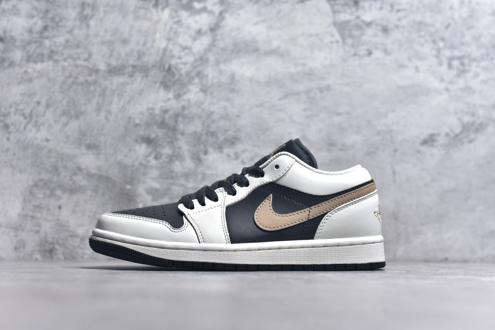 #Air Jordan AJ1 Low 低帮 白黑金钩 IH0649-021 全新流水线出品 DT版本唯一平替选择 市场第二梯队最强版 全部原鞋开发 原楦原纸板开发 全鞋电脑针车 原厂内置全掌气垫 原盒内在原标 唯一Zp原版鞋带绑法 免检产品 全新2022版型 全头层皮料 完美零毛边处理 原厂配置全掌气垫 价格定位良心 几十个配色陆续出货 实拍调校N版已经零色差零失真 百分百还原实物色彩所见即所得 不存在货不对板色差等低级问题 选购参考实物拍摄 不混卖不参货 只用心做好货严格选品 承诺混一赔十 尺码：36 36.5 37.5 38 38.5 39 40 40.5 41 42 42.5 43 44 44.5 45 46-选品中心