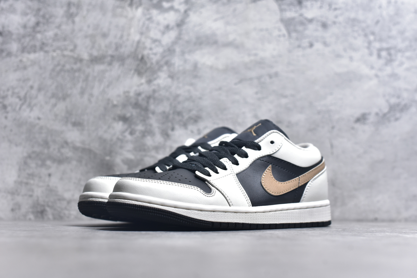 图片[2]-#Air Jordan AJ1 Low 低帮 白黑金钩 IH0649-021 全新流水线出品 DT版本唯一平替选择 市场第二梯队最强版 全部原鞋开发 原楦原纸板开发 全鞋电脑针车 原厂内置全掌气垫 原盒内在原标 唯一Zp原版鞋带绑法 免检产品 全新2022版型 全头层皮料 完美零毛边处理 原厂配置全掌气垫 价格定位良心 几十个配色陆续出货 实拍调校N版已经零色差零失真 百分百还原实物色彩所见即所得 不存在货不对板色差等低级问题 选购参考实物拍摄 不混卖不参货 只用心做好货严格选品 承诺混一赔十 尺码：36 36.5 37.5 38 38.5 39 40 40.5 41 42 42.5 43 44 44.5 45 46-选品中心