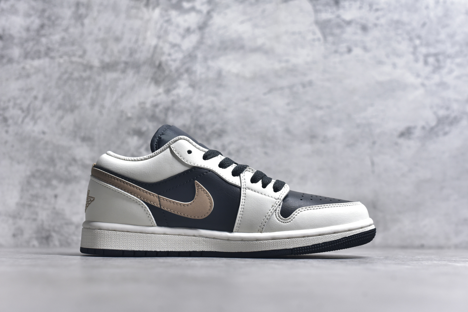 图片[3]-#Air Jordan AJ1 Low 低帮 白黑金钩 IH0649-021 全新流水线出品 DT版本唯一平替选择 市场第二梯队最强版 全部原鞋开发 原楦原纸板开发 全鞋电脑针车 原厂内置全掌气垫 原盒内在原标 唯一Zp原版鞋带绑法 免检产品 全新2022版型 全头层皮料 完美零毛边处理 原厂配置全掌气垫 价格定位良心 几十个配色陆续出货 实拍调校N版已经零色差零失真 百分百还原实物色彩所见即所得 不存在货不对板色差等低级问题 选购参考实物拍摄 不混卖不参货 只用心做好货严格选品 承诺混一赔十 尺码：36 36.5 37.5 38 38.5 39 40 40.5 41 42 42.5 43 44 44.5 45 46-选品中心