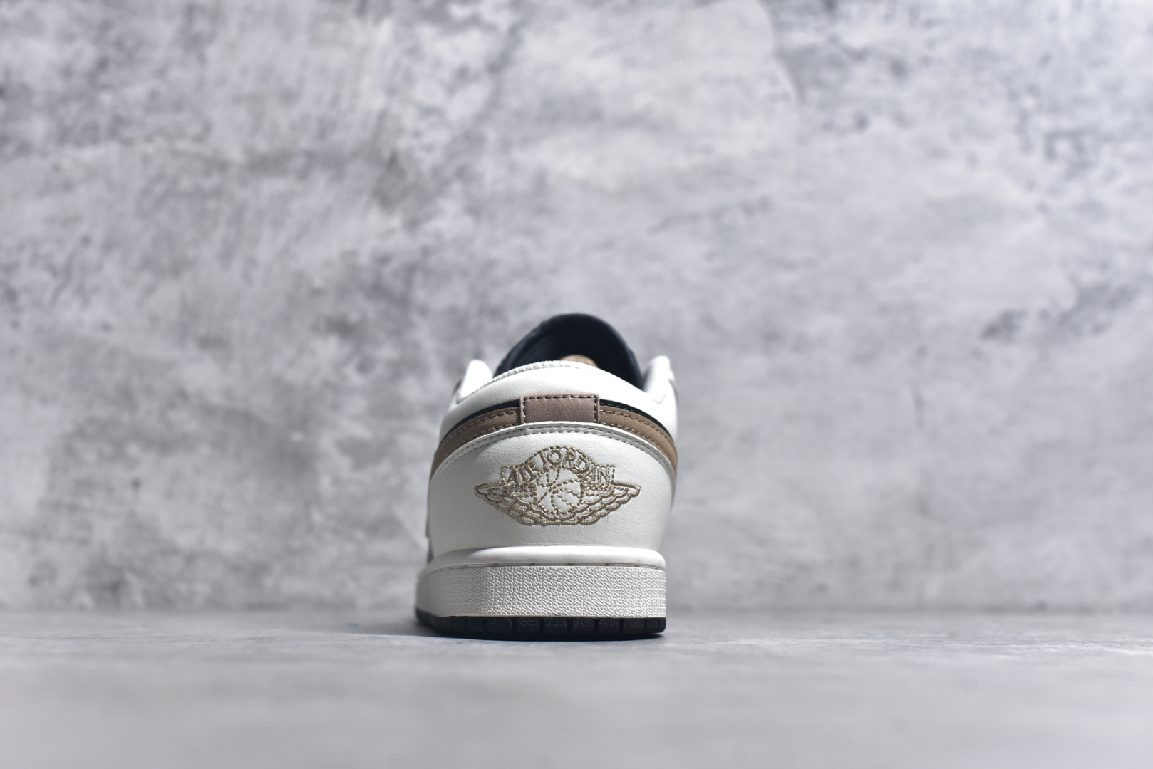 图片[5]-#Air Jordan AJ1 Low 低帮 白黑金钩 IH0649-021 全新流水线出品 DT版本唯一平替选择 市场第二梯队最强版 全部原鞋开发 原楦原纸板开发 全鞋电脑针车 原厂内置全掌气垫 原盒内在原标 唯一Zp原版鞋带绑法 免检产品 全新2022版型 全头层皮料 完美零毛边处理 原厂配置全掌气垫 价格定位良心 几十个配色陆续出货 实拍调校N版已经零色差零失真 百分百还原实物色彩所见即所得 不存在货不对板色差等低级问题 选购参考实物拍摄 不混卖不参货 只用心做好货严格选品 承诺混一赔十 尺码：36 36.5 37.5 38 38.5 39 40 40.5 41 42 42.5 43 44 44.5 45 46-选品中心