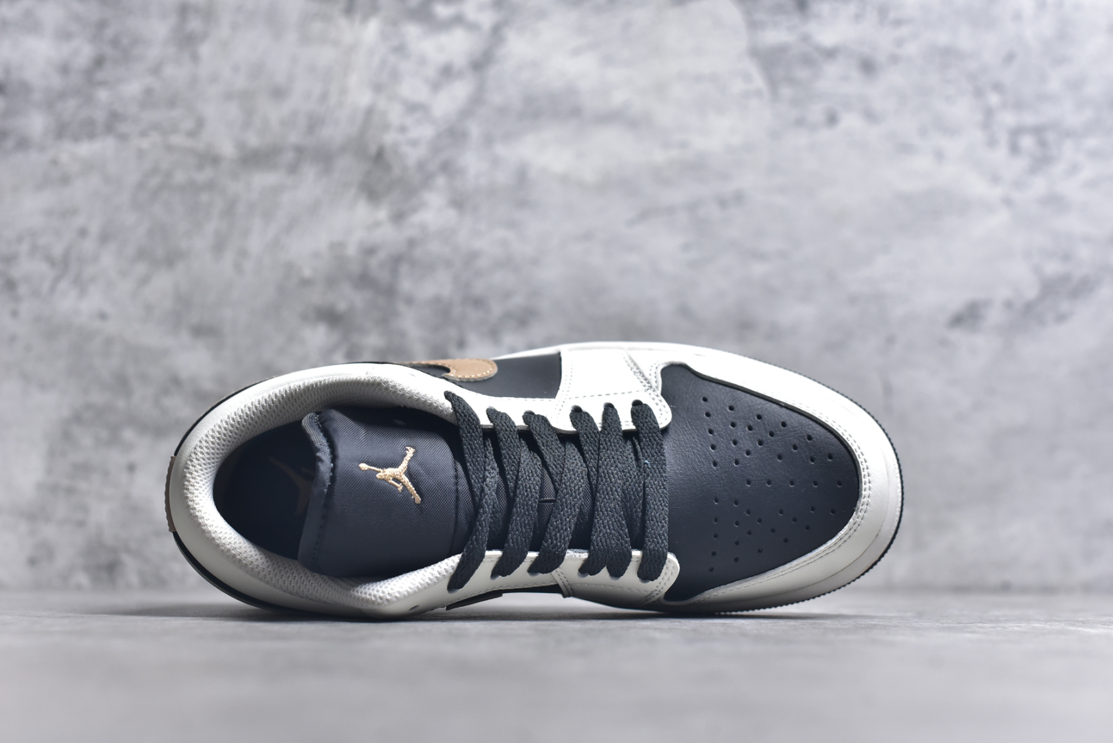 图片[4]-#Air Jordan AJ1 Low 低帮 白黑金钩 IH0649-021 全新流水线出品 DT版本唯一平替选择 市场第二梯队最强版 全部原鞋开发 原楦原纸板开发 全鞋电脑针车 原厂内置全掌气垫 原盒内在原标 唯一Zp原版鞋带绑法 免检产品 全新2022版型 全头层皮料 完美零毛边处理 原厂配置全掌气垫 价格定位良心 几十个配色陆续出货 实拍调校N版已经零色差零失真 百分百还原实物色彩所见即所得 不存在货不对板色差等低级问题 选购参考实物拍摄 不混卖不参货 只用心做好货严格选品 承诺混一赔十 尺码：36 36.5 37.5 38 38.5 39 40 40.5 41 42 42.5 43 44 44.5 45 46-选品中心