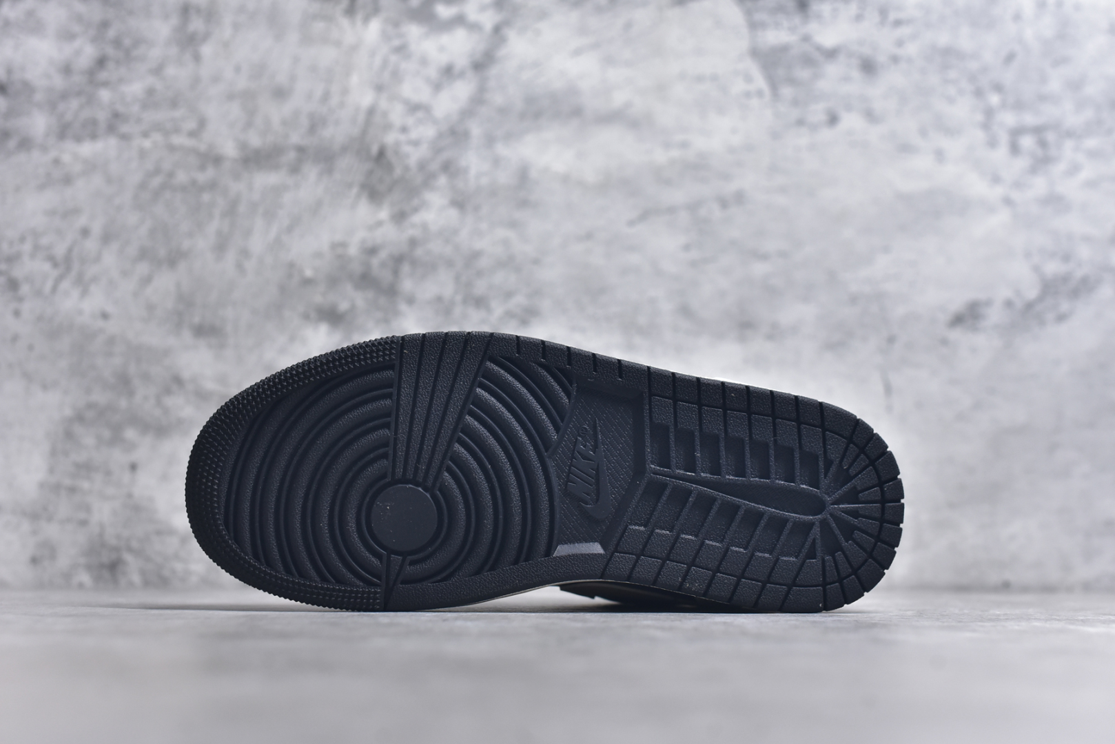 图片[6]-#Air Jordan AJ1 Low 低帮 白黑金钩 IH0649-021 全新流水线出品 DT版本唯一平替选择 市场第二梯队最强版 全部原鞋开发 原楦原纸板开发 全鞋电脑针车 原厂内置全掌气垫 原盒内在原标 唯一Zp原版鞋带绑法 免检产品 全新2022版型 全头层皮料 完美零毛边处理 原厂配置全掌气垫 价格定位良心 几十个配色陆续出货 实拍调校N版已经零色差零失真 百分百还原实物色彩所见即所得 不存在货不对板色差等低级问题 选购参考实物拍摄 不混卖不参货 只用心做好货严格选品 承诺混一赔十 尺码：36 36.5 37.5 38 38.5 39 40 40.5 41 42 42.5 43 44 44.5 45 46-选品中心