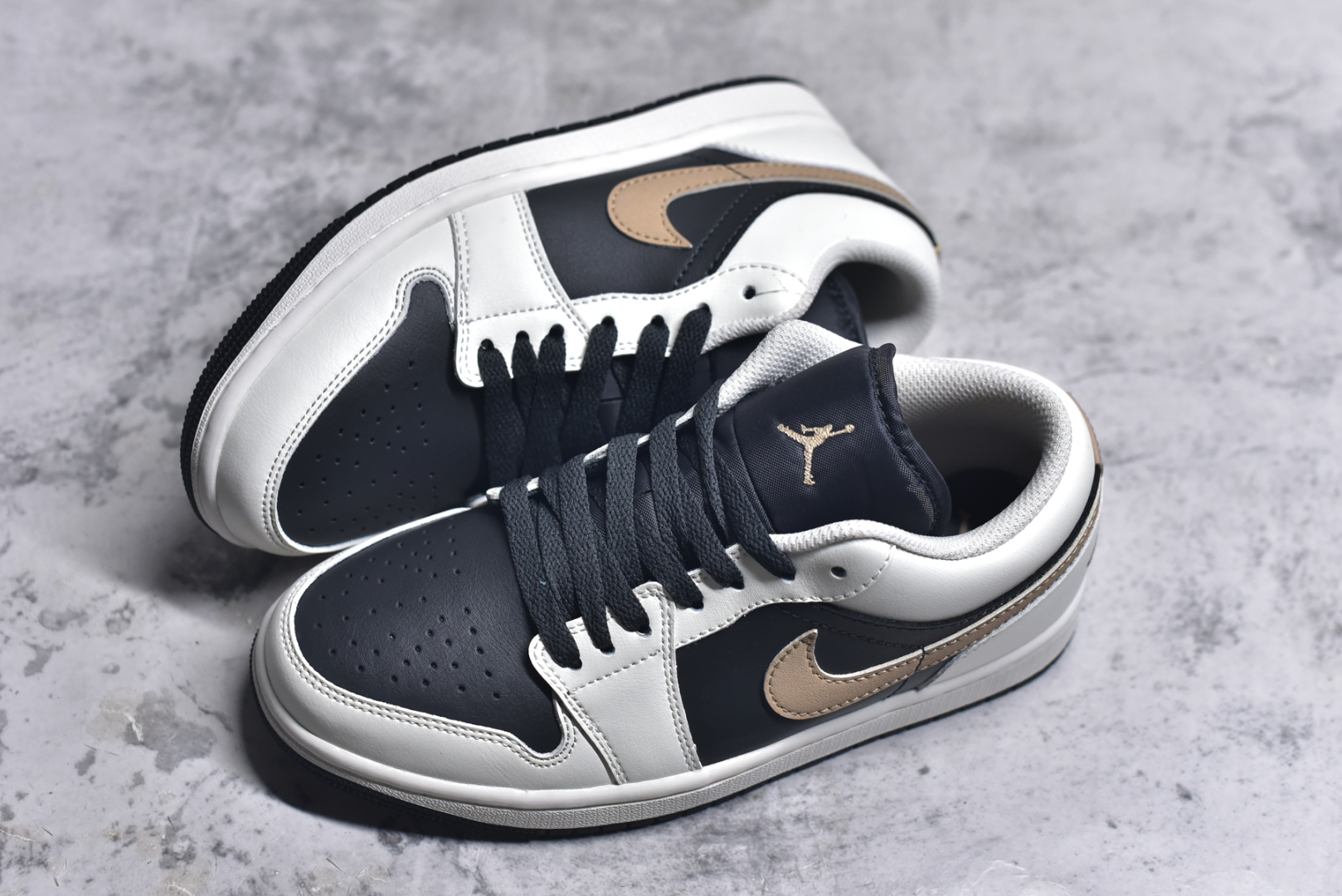 图片[7]-#Air Jordan AJ1 Low 低帮 白黑金钩 IH0649-021 全新流水线出品 DT版本唯一平替选择 市场第二梯队最强版 全部原鞋开发 原楦原纸板开发 全鞋电脑针车 原厂内置全掌气垫 原盒内在原标 唯一Zp原版鞋带绑法 免检产品 全新2022版型 全头层皮料 完美零毛边处理 原厂配置全掌气垫 价格定位良心 几十个配色陆续出货 实拍调校N版已经零色差零失真 百分百还原实物色彩所见即所得 不存在货不对板色差等低级问题 选购参考实物拍摄 不混卖不参货 只用心做好货严格选品 承诺混一赔十 尺码：36 36.5 37.5 38 38.5 39 40 40.5 41 42 42.5 43 44 44.5 45 46-选品中心
