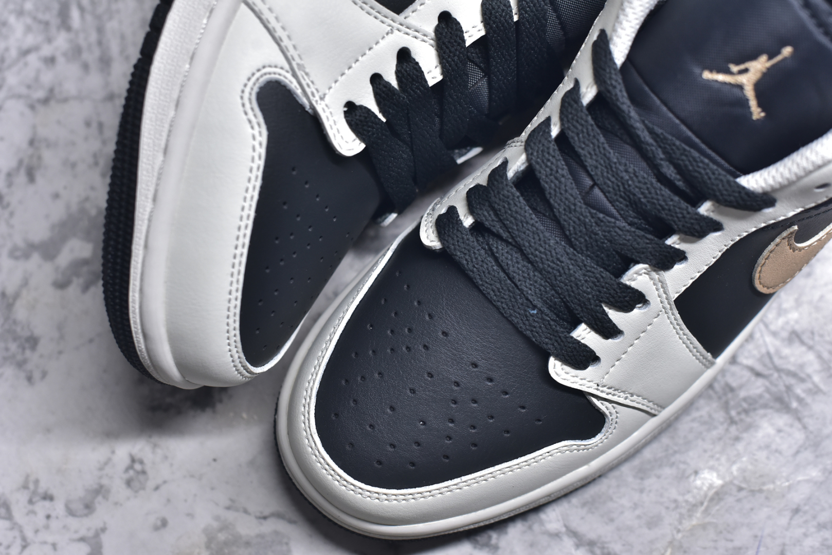 图片[8]-#Air Jordan AJ1 Low 低帮 白黑金钩 IH0649-021 全新流水线出品 DT版本唯一平替选择 市场第二梯队最强版 全部原鞋开发 原楦原纸板开发 全鞋电脑针车 原厂内置全掌气垫 原盒内在原标 唯一Zp原版鞋带绑法 免检产品 全新2022版型 全头层皮料 完美零毛边处理 原厂配置全掌气垫 价格定位良心 几十个配色陆续出货 实拍调校N版已经零色差零失真 百分百还原实物色彩所见即所得 不存在货不对板色差等低级问题 选购参考实物拍摄 不混卖不参货 只用心做好货严格选品 承诺混一赔十 尺码：36 36.5 37.5 38 38.5 39 40 40.5 41 42 42.5 43 44 44.5 45 46-选品中心