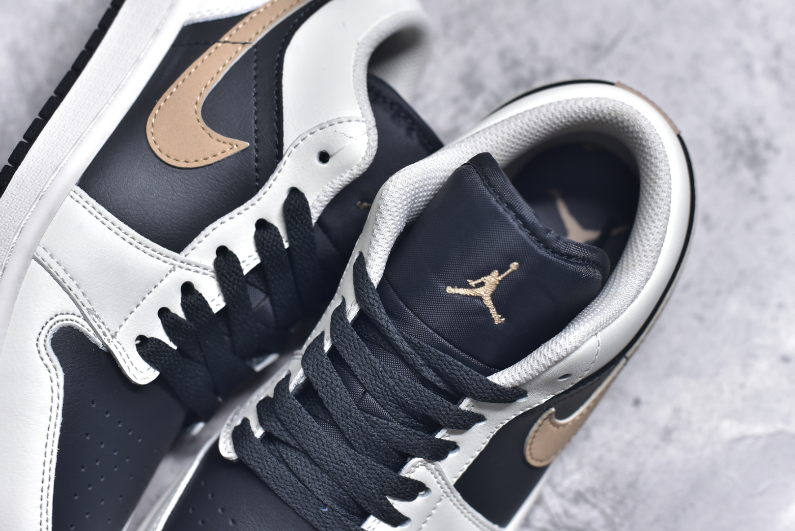 图片[9]-#Air Jordan AJ1 Low 低帮 白黑金钩 IH0649-021 全新流水线出品 DT版本唯一平替选择 市场第二梯队最强版 全部原鞋开发 原楦原纸板开发 全鞋电脑针车 原厂内置全掌气垫 原盒内在原标 唯一Zp原版鞋带绑法 免检产品 全新2022版型 全头层皮料 完美零毛边处理 原厂配置全掌气垫 价格定位良心 几十个配色陆续出货 实拍调校N版已经零色差零失真 百分百还原实物色彩所见即所得 不存在货不对板色差等低级问题 选购参考实物拍摄 不混卖不参货 只用心做好货严格选品 承诺混一赔十 尺码：36 36.5 37.5 38 38.5 39 40 40.5 41 42 42.5 43 44 44.5 45 46-选品中心