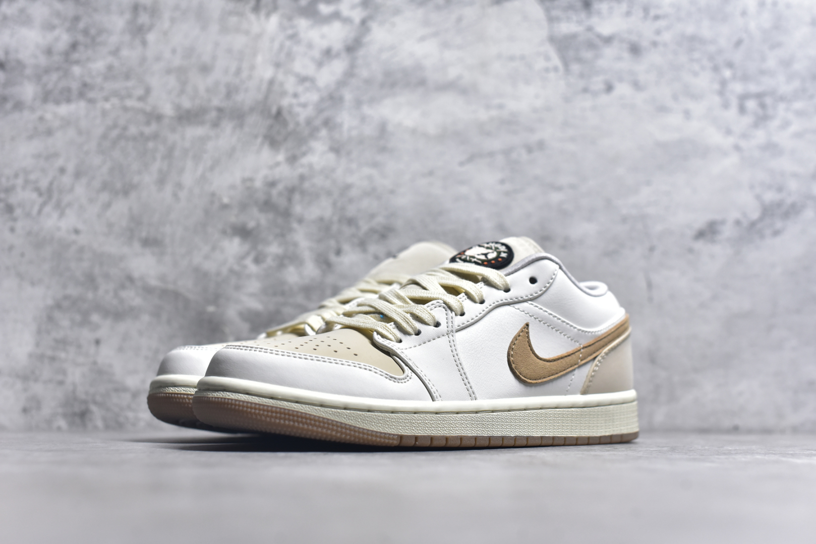 图片[2]-#Air Jordan AJ1 Low 低帮 白棕 IB8855-121 全新流水线出品 DT版本唯一平替选择 市场第二梯队最强版 全部原鞋开发 原楦原纸板开发 全鞋电脑针车 原厂内置全掌气垫 原盒内在原标 唯一Zp原版鞋带绑法 免检产品 全新2022版型 全头层皮料 完美零毛边处理 原厂配置全掌气垫 价格定位良心 几十个配色陆续出货 实拍调校N版已经零色差零失真 百分百还原实物色彩所见即所得 不存在货不对板色差等低级问题 选购参考实物拍摄 不混卖不参货 只用心做好货严格选品 承诺混一赔十 尺码：36 36.5 37.5 38 38.5 39 40 40.5 41 42 42.5 43 44 44.5 45 46-选品中心