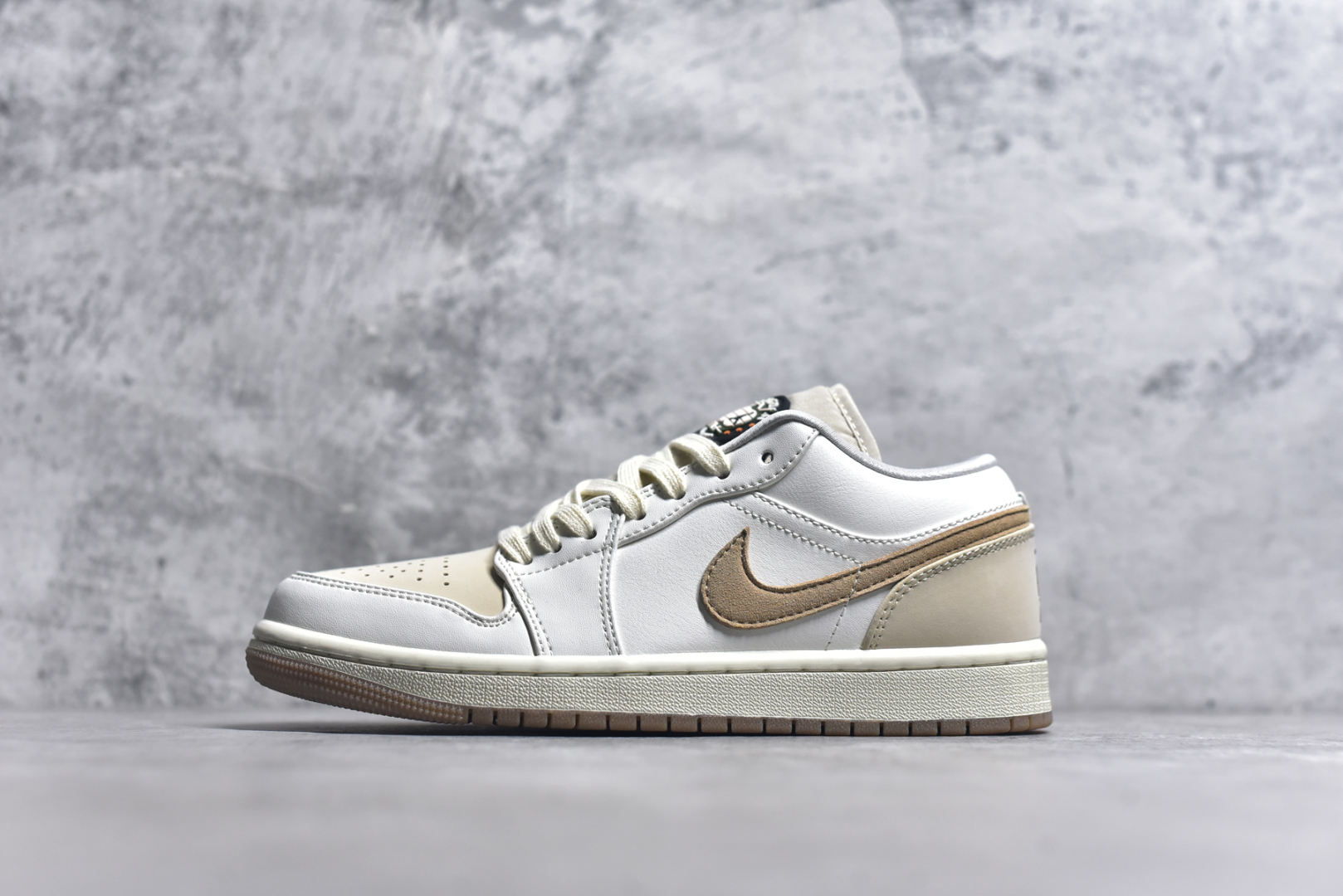 #Air Jordan AJ1 Low 低帮 白棕 IB8855-121 全新流水线出品 DT版本唯一平替选择 市场第二梯队最强版 全部原鞋开发 原楦原纸板开发 全鞋电脑针车 原厂内置全掌气垫 原盒内在原标 唯一Zp原版鞋带绑法 免检产品 全新2022版型 全头层皮料 完美零毛边处理 原厂配置全掌气垫 价格定位良心 几十个配色陆续出货 实拍调校N版已经零色差零失真 百分百还原实物色彩所见即所得 不存在货不对板色差等低级问题 选购参考实物拍摄 不混卖不参货 只用心做好货严格选品 承诺混一赔十 尺码：36 36.5 37.5 38 38.5 39 40 40.5 41 42 42.5 43 44 44.5 45 46-选品中心