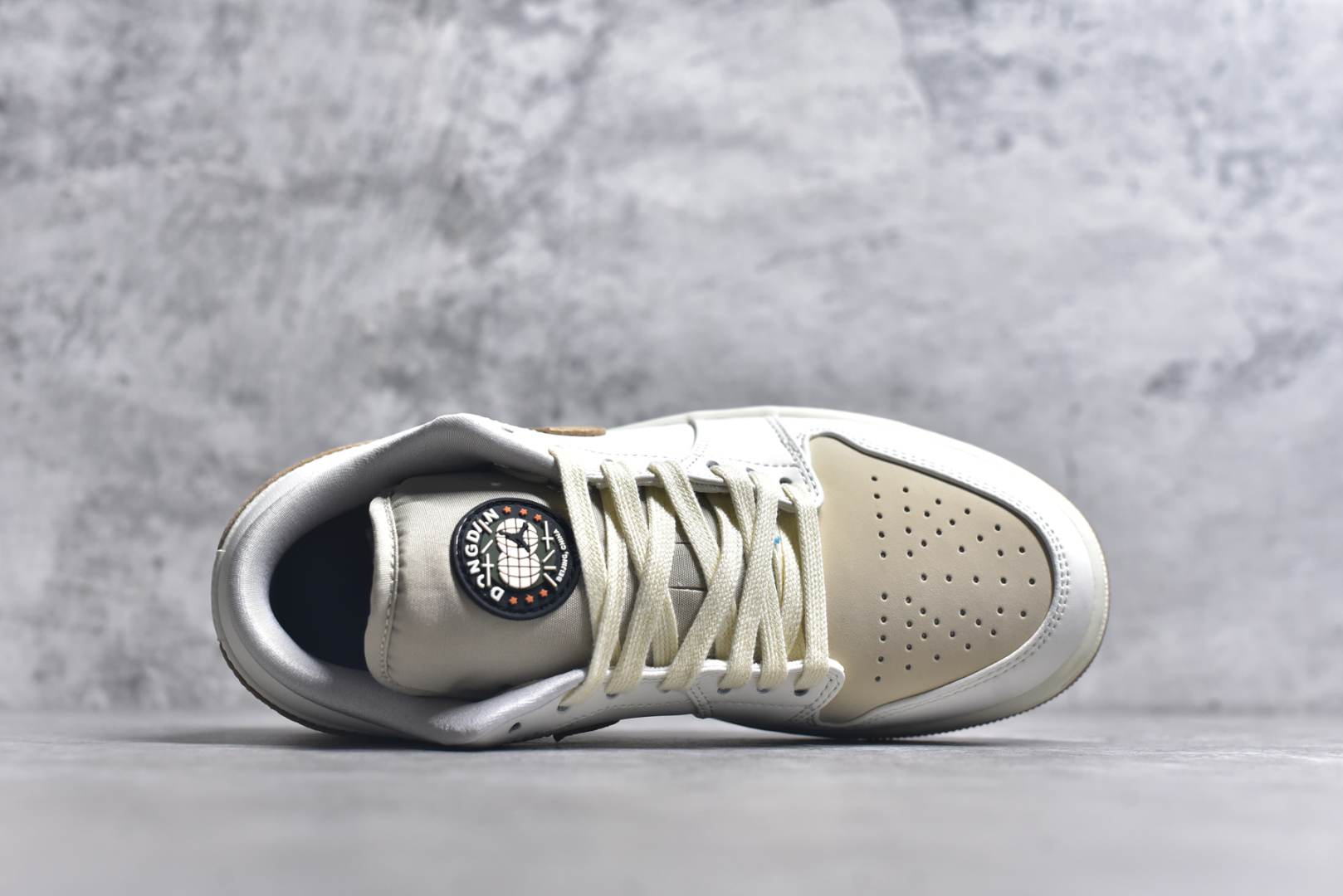 图片[4]-#Air Jordan AJ1 Low 低帮 白棕 IB8855-121 全新流水线出品 DT版本唯一平替选择 市场第二梯队最强版 全部原鞋开发 原楦原纸板开发 全鞋电脑针车 原厂内置全掌气垫 原盒内在原标 唯一Zp原版鞋带绑法 免检产品 全新2022版型 全头层皮料 完美零毛边处理 原厂配置全掌气垫 价格定位良心 几十个配色陆续出货 实拍调校N版已经零色差零失真 百分百还原实物色彩所见即所得 不存在货不对板色差等低级问题 选购参考实物拍摄 不混卖不参货 只用心做好货严格选品 承诺混一赔十 尺码：36 36.5 37.5 38 38.5 39 40 40.5 41 42 42.5 43 44 44.5 45 46-选品中心