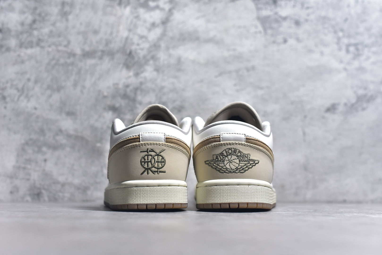图片[5]-#Air Jordan AJ1 Low 低帮 白棕 IB8855-121 全新流水线出品 DT版本唯一平替选择 市场第二梯队最强版 全部原鞋开发 原楦原纸板开发 全鞋电脑针车 原厂内置全掌气垫 原盒内在原标 唯一Zp原版鞋带绑法 免检产品 全新2022版型 全头层皮料 完美零毛边处理 原厂配置全掌气垫 价格定位良心 几十个配色陆续出货 实拍调校N版已经零色差零失真 百分百还原实物色彩所见即所得 不存在货不对板色差等低级问题 选购参考实物拍摄 不混卖不参货 只用心做好货严格选品 承诺混一赔十 尺码：36 36.5 37.5 38 38.5 39 40 40.5 41 42 42.5 43 44 44.5 45 46-选品中心