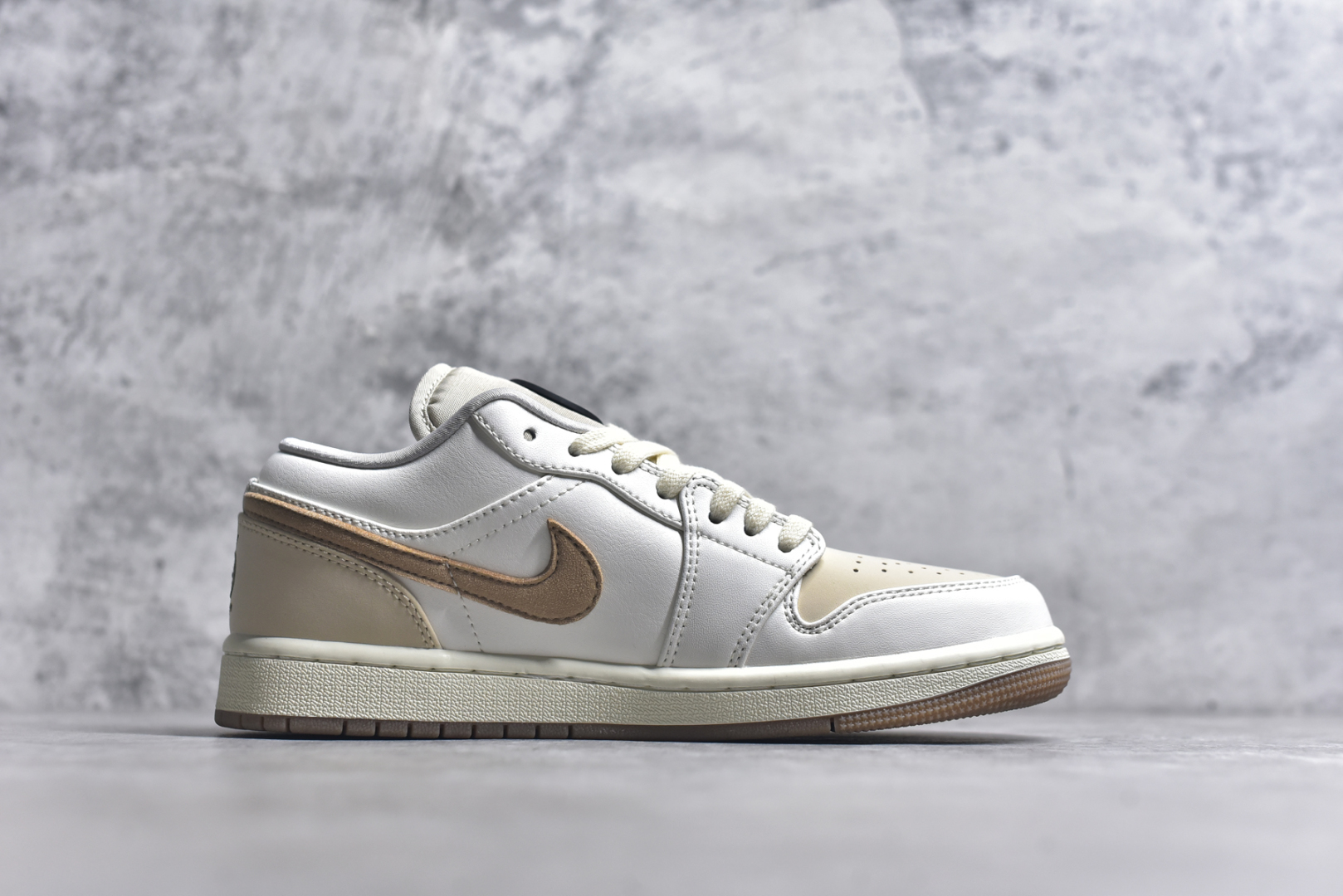 图片[3]-#Air Jordan AJ1 Low 低帮 白棕 IB8855-121 全新流水线出品 DT版本唯一平替选择 市场第二梯队最强版 全部原鞋开发 原楦原纸板开发 全鞋电脑针车 原厂内置全掌气垫 原盒内在原标 唯一Zp原版鞋带绑法 免检产品 全新2022版型 全头层皮料 完美零毛边处理 原厂配置全掌气垫 价格定位良心 几十个配色陆续出货 实拍调校N版已经零色差零失真 百分百还原实物色彩所见即所得 不存在货不对板色差等低级问题 选购参考实物拍摄 不混卖不参货 只用心做好货严格选品 承诺混一赔十 尺码：36 36.5 37.5 38 38.5 39 40 40.5 41 42 42.5 43 44 44.5 45 46-选品中心