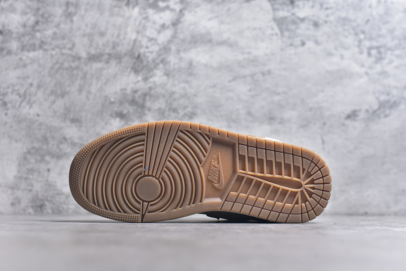 图片[6]-#Air Jordan AJ1 Low 低帮 白棕 IB8855-121 全新流水线出品 DT版本唯一平替选择 市场第二梯队最强版 全部原鞋开发 原楦原纸板开发 全鞋电脑针车 原厂内置全掌气垫 原盒内在原标 唯一Zp原版鞋带绑法 免检产品 全新2022版型 全头层皮料 完美零毛边处理 原厂配置全掌气垫 价格定位良心 几十个配色陆续出货 实拍调校N版已经零色差零失真 百分百还原实物色彩所见即所得 不存在货不对板色差等低级问题 选购参考实物拍摄 不混卖不参货 只用心做好货严格选品 承诺混一赔十 尺码：36 36.5 37.5 38 38.5 39 40 40.5 41 42 42.5 43 44 44.5 45 46-选品中心