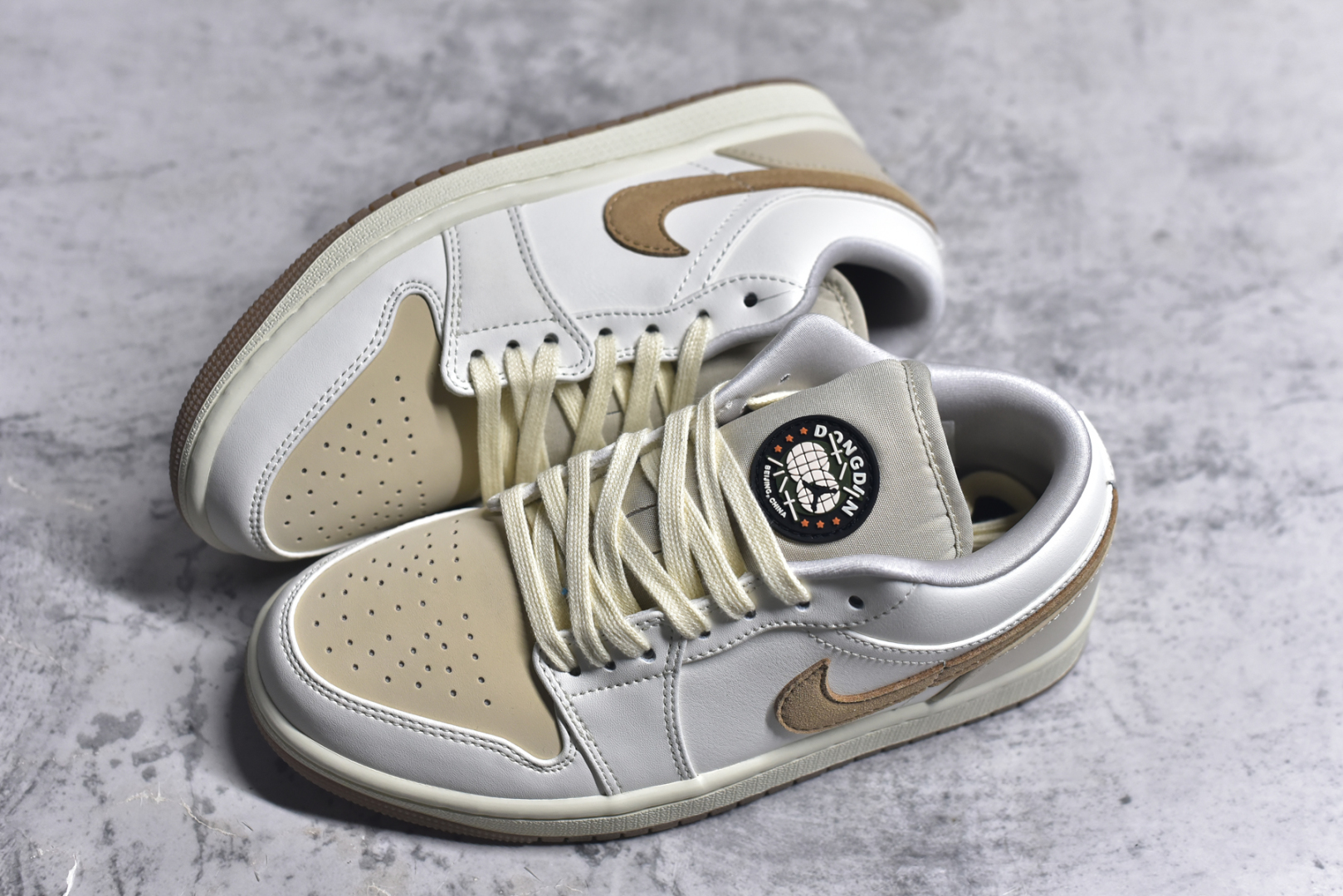 图片[7]-#Air Jordan AJ1 Low 低帮 白棕 IB8855-121 全新流水线出品 DT版本唯一平替选择 市场第二梯队最强版 全部原鞋开发 原楦原纸板开发 全鞋电脑针车 原厂内置全掌气垫 原盒内在原标 唯一Zp原版鞋带绑法 免检产品 全新2022版型 全头层皮料 完美零毛边处理 原厂配置全掌气垫 价格定位良心 几十个配色陆续出货 实拍调校N版已经零色差零失真 百分百还原实物色彩所见即所得 不存在货不对板色差等低级问题 选购参考实物拍摄 不混卖不参货 只用心做好货严格选品 承诺混一赔十 尺码：36 36.5 37.5 38 38.5 39 40 40.5 41 42 42.5 43 44 44.5 45 46-选品中心