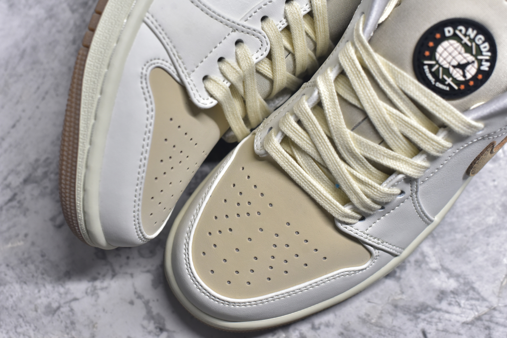 图片[8]-#Air Jordan AJ1 Low 低帮 白棕 IB8855-121 全新流水线出品 DT版本唯一平替选择 市场第二梯队最强版 全部原鞋开发 原楦原纸板开发 全鞋电脑针车 原厂内置全掌气垫 原盒内在原标 唯一Zp原版鞋带绑法 免检产品 全新2022版型 全头层皮料 完美零毛边处理 原厂配置全掌气垫 价格定位良心 几十个配色陆续出货 实拍调校N版已经零色差零失真 百分百还原实物色彩所见即所得 不存在货不对板色差等低级问题 选购参考实物拍摄 不混卖不参货 只用心做好货严格选品 承诺混一赔十 尺码：36 36.5 37.5 38 38.5 39 40 40.5 41 42 42.5 43 44 44.5 45 46-选品中心