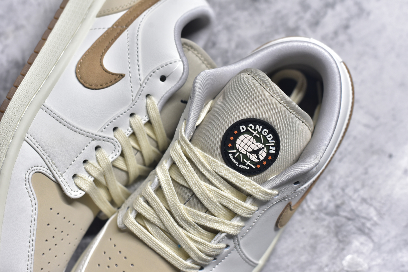 图片[9]-#Air Jordan AJ1 Low 低帮 白棕 IB8855-121 全新流水线出品 DT版本唯一平替选择 市场第二梯队最强版 全部原鞋开发 原楦原纸板开发 全鞋电脑针车 原厂内置全掌气垫 原盒内在原标 唯一Zp原版鞋带绑法 免检产品 全新2022版型 全头层皮料 完美零毛边处理 原厂配置全掌气垫 价格定位良心 几十个配色陆续出货 实拍调校N版已经零色差零失真 百分百还原实物色彩所见即所得 不存在货不对板色差等低级问题 选购参考实物拍摄 不混卖不参货 只用心做好货严格选品 承诺混一赔十 尺码：36 36.5 37.5 38 38.5 39 40 40.5 41 42 42.5 43 44 44.5 45 46-选品中心