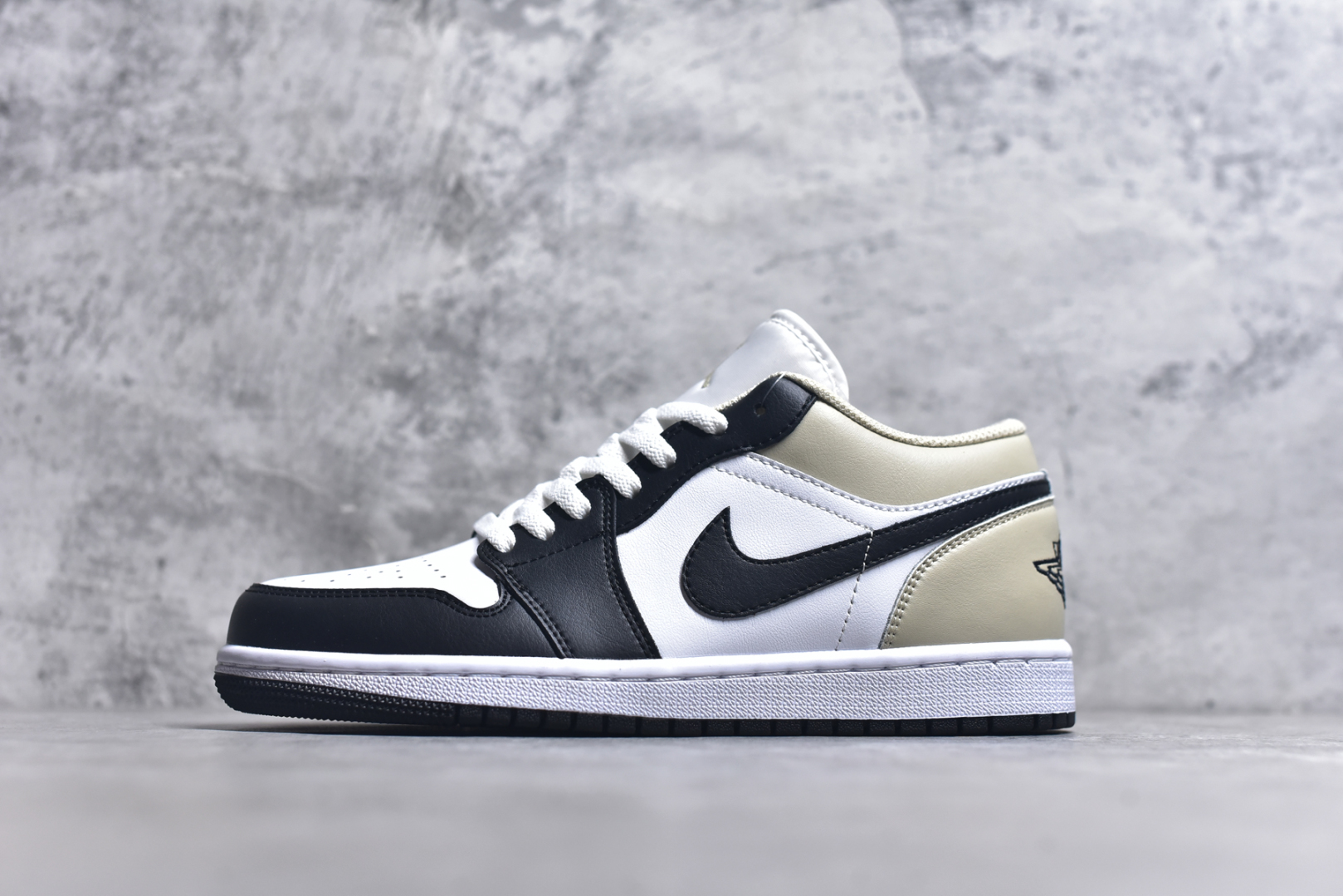 #Air Jordan AJ1 Low 低帮 黑白米黄 553558-153 全新流水线出品 DT版本唯一平替选择 市场第二梯队最强版 全部原鞋开发 原楦原纸板开发 全鞋电脑针车 原厂内置全掌气垫 原盒内在原标 唯一Zp原版鞋带绑法 免检产品 全新2022版型 全头层皮料 完美零毛边处理 原厂配置全掌气垫 价格定位良心 几十个配色陆续出货 实拍调校N版已经零色差零失真 百分百还原实物色彩所见即所得 不存在货不对板色差等低级问题 选购参考实物拍摄 不混卖不参货 只用心做好货严格选品 承诺混一赔十 尺码：36 36.5 37.5 38 38.5 39 40 40.5 41 42 42.5 43 44 44.5 45 46-选品中心