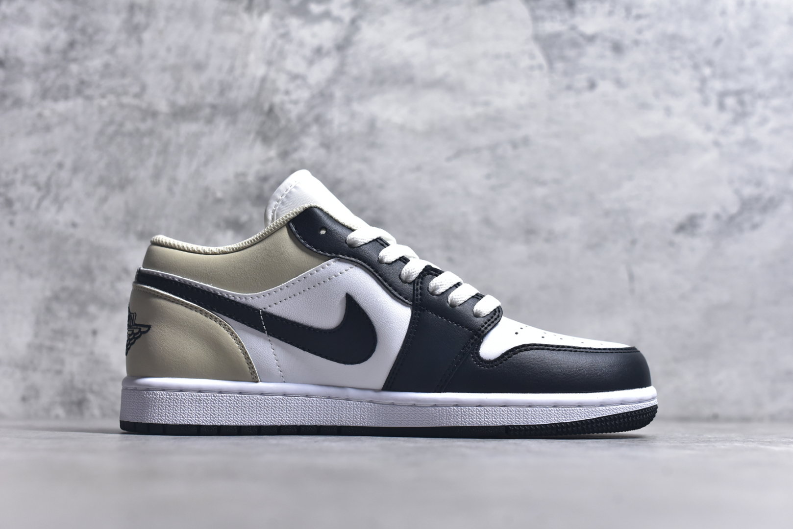 图片[3]-#Air Jordan AJ1 Low 低帮 黑白米黄 553558-153 全新流水线出品 DT版本唯一平替选择 市场第二梯队最强版 全部原鞋开发 原楦原纸板开发 全鞋电脑针车 原厂内置全掌气垫 原盒内在原标 唯一Zp原版鞋带绑法 免检产品 全新2022版型 全头层皮料 完美零毛边处理 原厂配置全掌气垫 价格定位良心 几十个配色陆续出货 实拍调校N版已经零色差零失真 百分百还原实物色彩所见即所得 不存在货不对板色差等低级问题 选购参考实物拍摄 不混卖不参货 只用心做好货严格选品 承诺混一赔十 尺码：36 36.5 37.5 38 38.5 39 40 40.5 41 42 42.5 43 44 44.5 45 46-选品中心