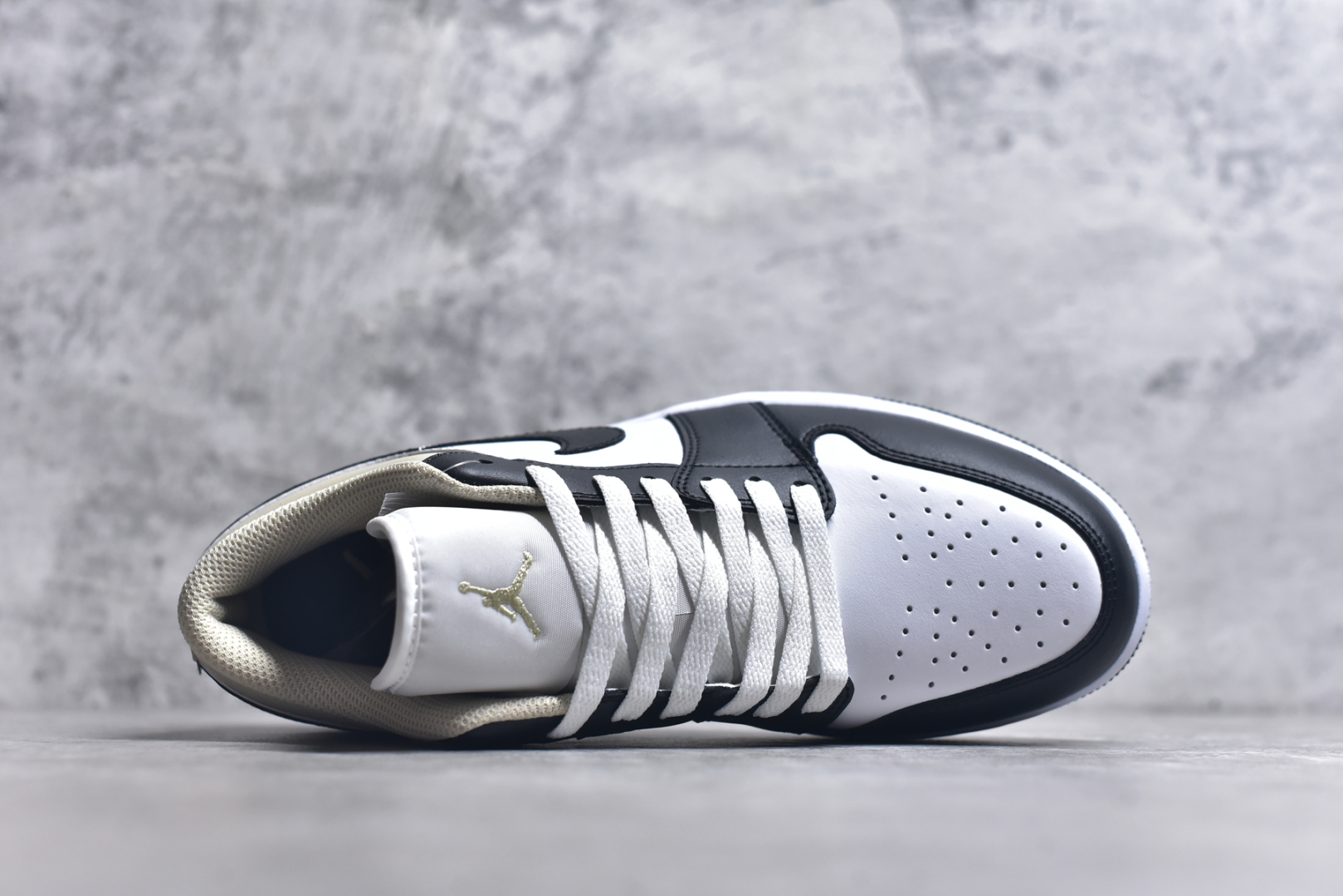 图片[4]-#Air Jordan AJ1 Low 低帮 黑白米黄 553558-153 全新流水线出品 DT版本唯一平替选择 市场第二梯队最强版 全部原鞋开发 原楦原纸板开发 全鞋电脑针车 原厂内置全掌气垫 原盒内在原标 唯一Zp原版鞋带绑法 免检产品 全新2022版型 全头层皮料 完美零毛边处理 原厂配置全掌气垫 价格定位良心 几十个配色陆续出货 实拍调校N版已经零色差零失真 百分百还原实物色彩所见即所得 不存在货不对板色差等低级问题 选购参考实物拍摄 不混卖不参货 只用心做好货严格选品 承诺混一赔十 尺码：36 36.5 37.5 38 38.5 39 40 40.5 41 42 42.5 43 44 44.5 45 46-选品中心