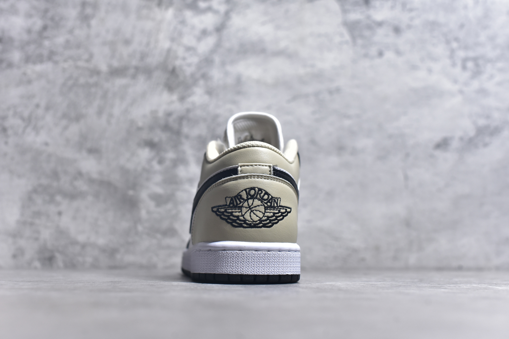 图片[5]-#Air Jordan AJ1 Low 低帮 黑白米黄 553558-153 全新流水线出品 DT版本唯一平替选择 市场第二梯队最强版 全部原鞋开发 原楦原纸板开发 全鞋电脑针车 原厂内置全掌气垫 原盒内在原标 唯一Zp原版鞋带绑法 免检产品 全新2022版型 全头层皮料 完美零毛边处理 原厂配置全掌气垫 价格定位良心 几十个配色陆续出货 实拍调校N版已经零色差零失真 百分百还原实物色彩所见即所得 不存在货不对板色差等低级问题 选购参考实物拍摄 不混卖不参货 只用心做好货严格选品 承诺混一赔十 尺码：36 36.5 37.5 38 38.5 39 40 40.5 41 42 42.5 43 44 44.5 45 46-选品中心