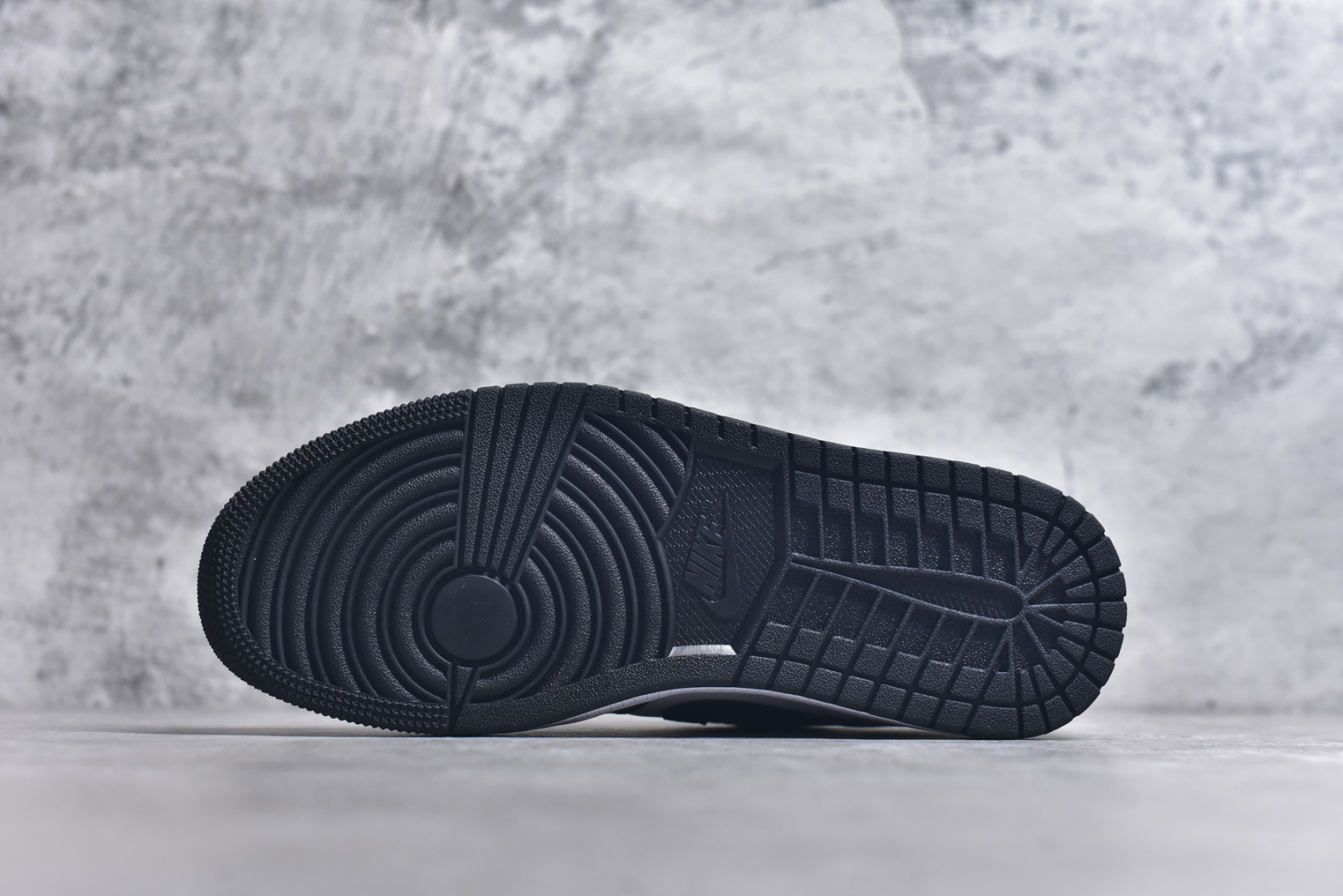 图片[6]-#Air Jordan AJ1 Low 低帮 黑白米黄 553558-153 全新流水线出品 DT版本唯一平替选择 市场第二梯队最强版 全部原鞋开发 原楦原纸板开发 全鞋电脑针车 原厂内置全掌气垫 原盒内在原标 唯一Zp原版鞋带绑法 免检产品 全新2022版型 全头层皮料 完美零毛边处理 原厂配置全掌气垫 价格定位良心 几十个配色陆续出货 实拍调校N版已经零色差零失真 百分百还原实物色彩所见即所得 不存在货不对板色差等低级问题 选购参考实物拍摄 不混卖不参货 只用心做好货严格选品 承诺混一赔十 尺码：36 36.5 37.5 38 38.5 39 40 40.5 41 42 42.5 43 44 44.5 45 46-选品中心