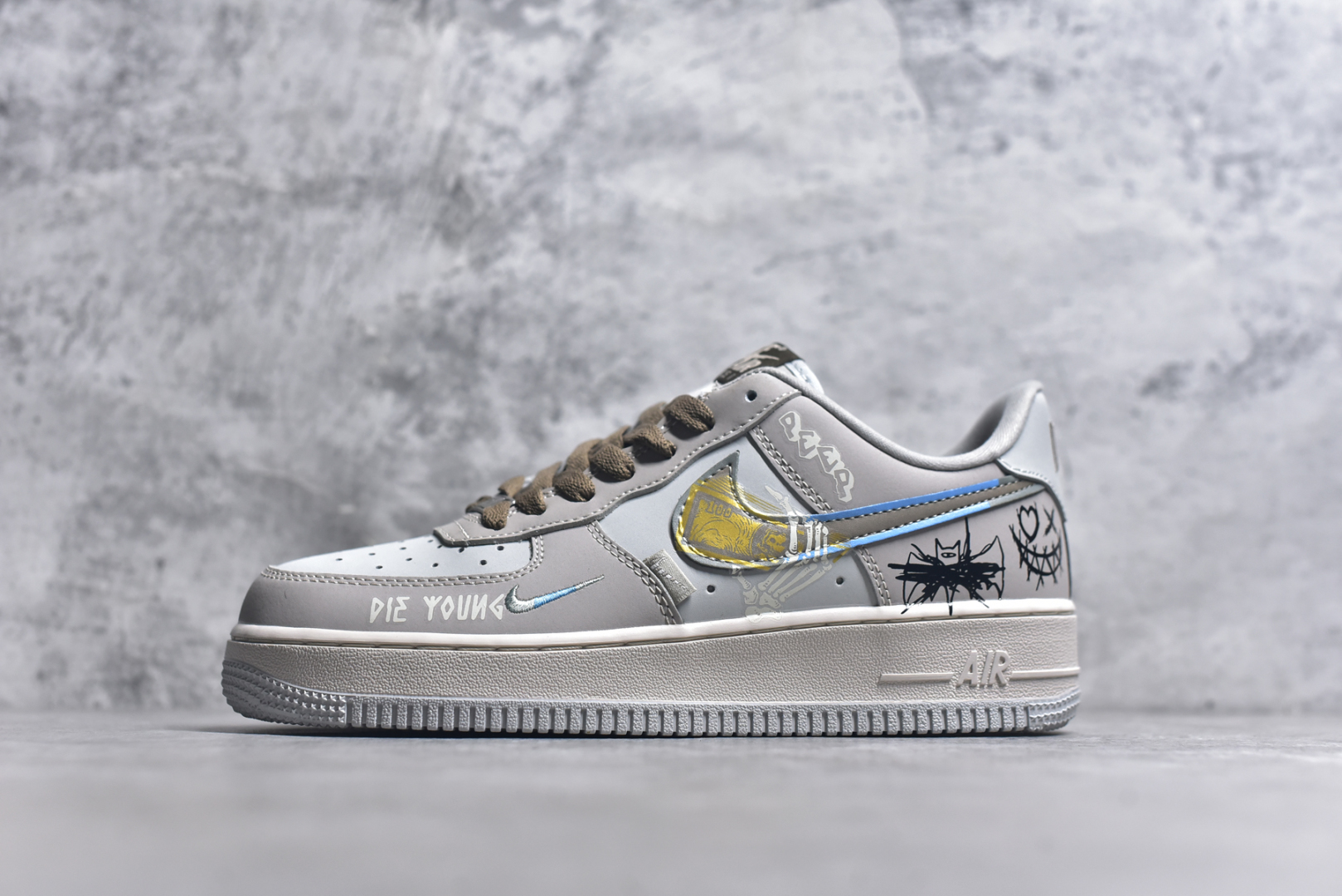 #Nike Air Force 1\’07 Low \”Batman\” DC漫画系列 蝙蝠侠 空军一号低帮休闲板鞋 XL2321-111 #蝙蝠侠，本名布鲁斯·韦恩，是美国DC漫画旗下的超级英雄。他幼时目睹父母在犯罪巷被歹徒杀害，这一悲剧深深烙印在心中，促使他立下为打击犯罪、守护哥谭市而战的誓言。布鲁斯·韦恩没有超能力，却凭借过人的智慧、强大的意志力、卓越的格斗技巧以及大量高科技装备，化身为令罪犯胆寒的“黑暗骑士” 尺码：36 36.5 37.5 38 38.5 39 40 40.5 41 42 42.5 43 44 44.5 45 9.D4-选品中心