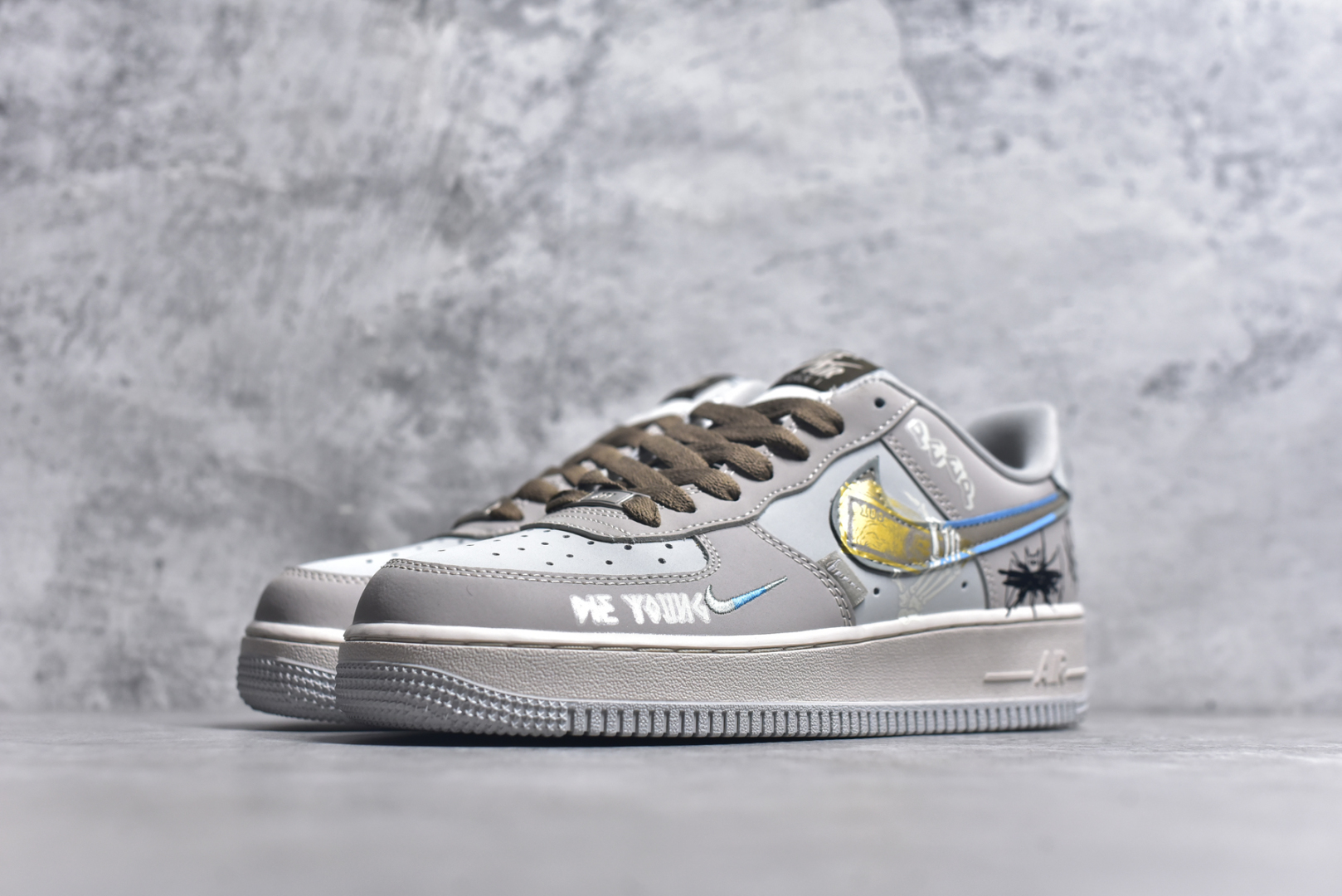 图片[2]-#Nike Air Force 1\’07 Low \”Batman\” DC漫画系列 蝙蝠侠 空军一号低帮休闲板鞋 XL2321-111 #蝙蝠侠，本名布鲁斯·韦恩，是美国DC漫画旗下的超级英雄。他幼时目睹父母在犯罪巷被歹徒杀害，这一悲剧深深烙印在心中，促使他立下为打击犯罪、守护哥谭市而战的誓言。布鲁斯·韦恩没有超能力，却凭借过人的智慧、强大的意志力、卓越的格斗技巧以及大量高科技装备，化身为令罪犯胆寒的“黑暗骑士” 尺码：36 36.5 37.5 38 38.5 39 40 40.5 41 42 42.5 43 44 44.5 45 9.D4-选品中心