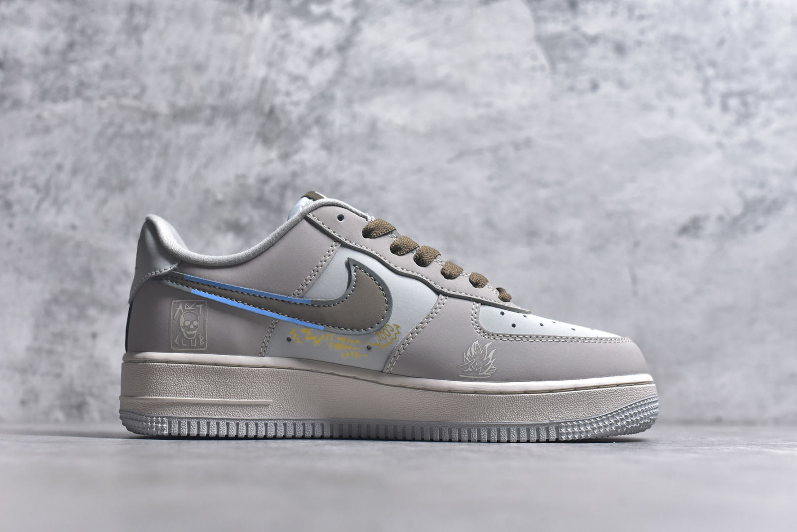 图片[3]-#Nike Air Force 1\’07 Low \”Batman\” DC漫画系列 蝙蝠侠 空军一号低帮休闲板鞋 XL2321-111 #蝙蝠侠，本名布鲁斯·韦恩，是美国DC漫画旗下的超级英雄。他幼时目睹父母在犯罪巷被歹徒杀害，这一悲剧深深烙印在心中，促使他立下为打击犯罪、守护哥谭市而战的誓言。布鲁斯·韦恩没有超能力，却凭借过人的智慧、强大的意志力、卓越的格斗技巧以及大量高科技装备，化身为令罪犯胆寒的“黑暗骑士” 尺码：36 36.5 37.5 38 38.5 39 40 40.5 41 42 42.5 43 44 44.5 45 9.D4-选品中心