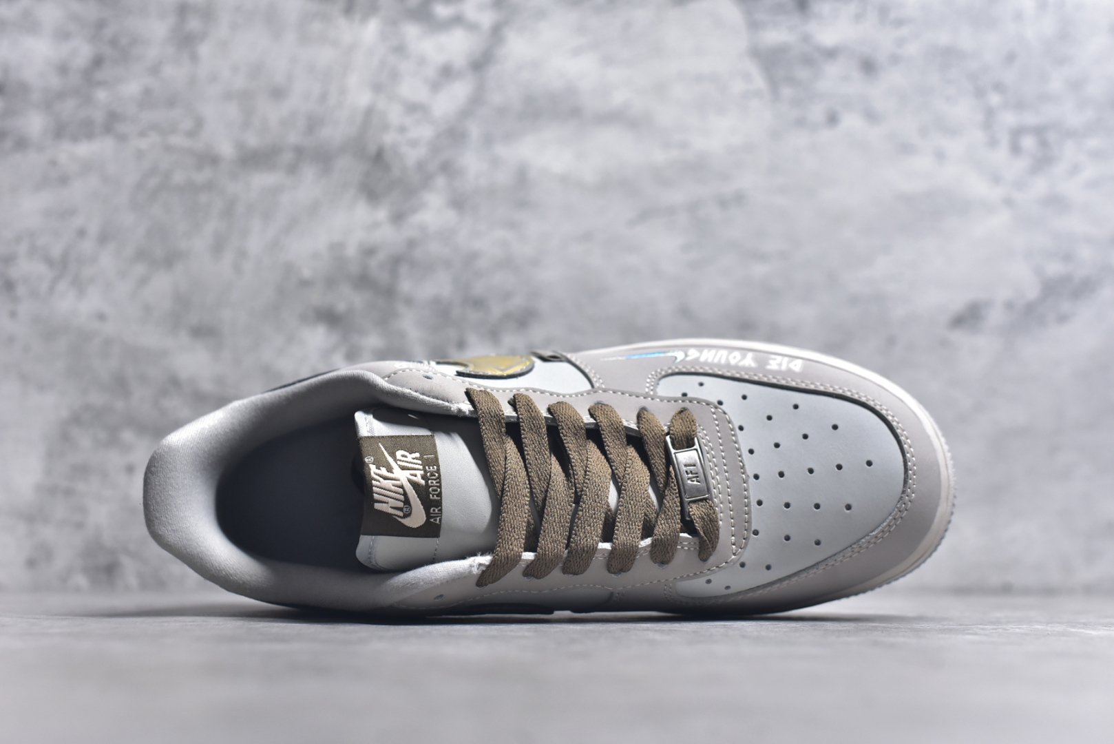 图片[4]-#Nike Air Force 1\’07 Low \”Batman\” DC漫画系列 蝙蝠侠 空军一号低帮休闲板鞋 XL2321-111 #蝙蝠侠，本名布鲁斯·韦恩，是美国DC漫画旗下的超级英雄。他幼时目睹父母在犯罪巷被歹徒杀害，这一悲剧深深烙印在心中，促使他立下为打击犯罪、守护哥谭市而战的誓言。布鲁斯·韦恩没有超能力，却凭借过人的智慧、强大的意志力、卓越的格斗技巧以及大量高科技装备，化身为令罪犯胆寒的“黑暗骑士” 尺码：36 36.5 37.5 38 38.5 39 40 40.5 41 42 42.5 43 44 44.5 45 9.D4-选品中心