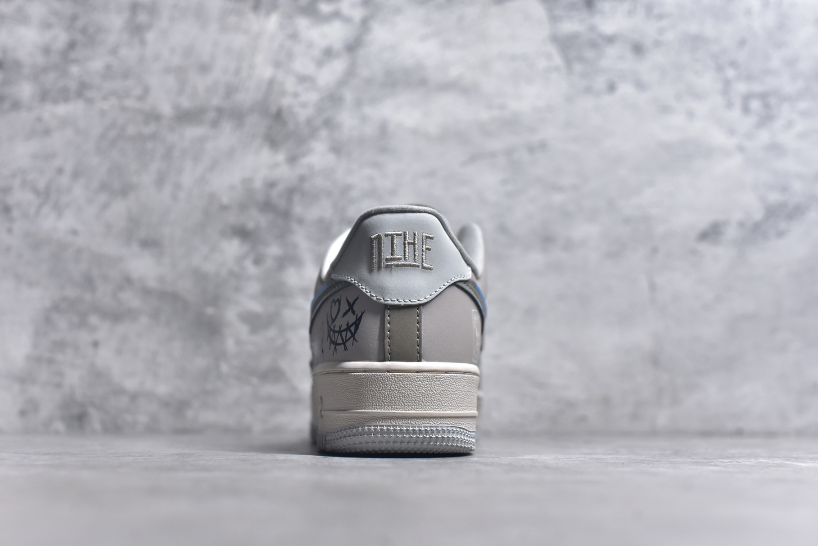 图片[5]-#Nike Air Force 1\’07 Low \”Batman\” DC漫画系列 蝙蝠侠 空军一号低帮休闲板鞋 XL2321-111 #蝙蝠侠，本名布鲁斯·韦恩，是美国DC漫画旗下的超级英雄。他幼时目睹父母在犯罪巷被歹徒杀害，这一悲剧深深烙印在心中，促使他立下为打击犯罪、守护哥谭市而战的誓言。布鲁斯·韦恩没有超能力，却凭借过人的智慧、强大的意志力、卓越的格斗技巧以及大量高科技装备，化身为令罪犯胆寒的“黑暗骑士” 尺码：36 36.5 37.5 38 38.5 39 40 40.5 41 42 42.5 43 44 44.5 45 9.D4-选品中心
