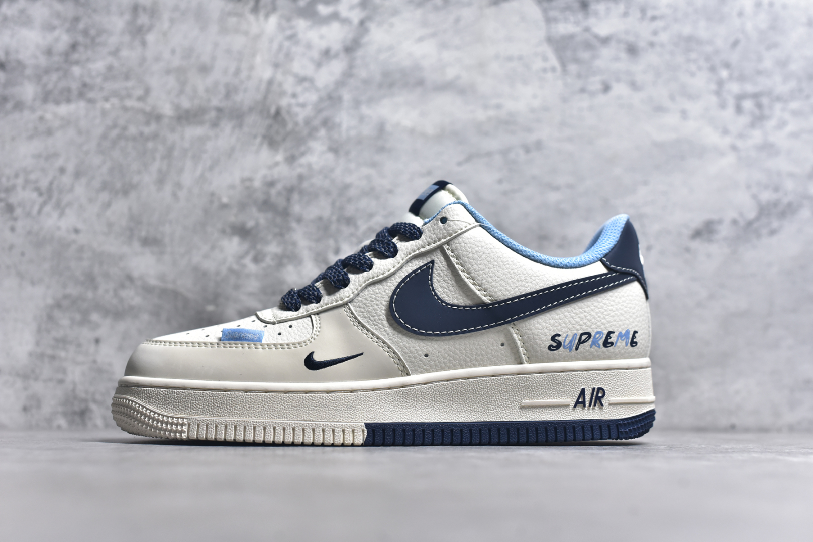 #Nike Air Force 1\’07 Low Supreme联名 双拼蓝标 空军一号低帮休闲板鞋 XS1958-565 #原楦头原纸板 原装鞋盒 定制五金配件 内置全掌气垫 原厂鞋底 尺码：36 36.5 37.5 38 38.5 39 40 40.5 41 42 42.5 43 44 44.5 45 9.D4-选品中心
