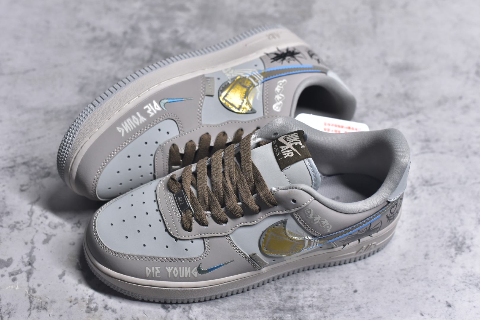 图片[7]-#Nike Air Force 1\’07 Low \”Batman\” DC漫画系列 蝙蝠侠 空军一号低帮休闲板鞋 XL2321-111 #蝙蝠侠，本名布鲁斯·韦恩，是美国DC漫画旗下的超级英雄。他幼时目睹父母在犯罪巷被歹徒杀害，这一悲剧深深烙印在心中，促使他立下为打击犯罪、守护哥谭市而战的誓言。布鲁斯·韦恩没有超能力，却凭借过人的智慧、强大的意志力、卓越的格斗技巧以及大量高科技装备，化身为令罪犯胆寒的“黑暗骑士” 尺码：36 36.5 37.5 38 38.5 39 40 40.5 41 42 42.5 43 44 44.5 45 9.D4-选品中心