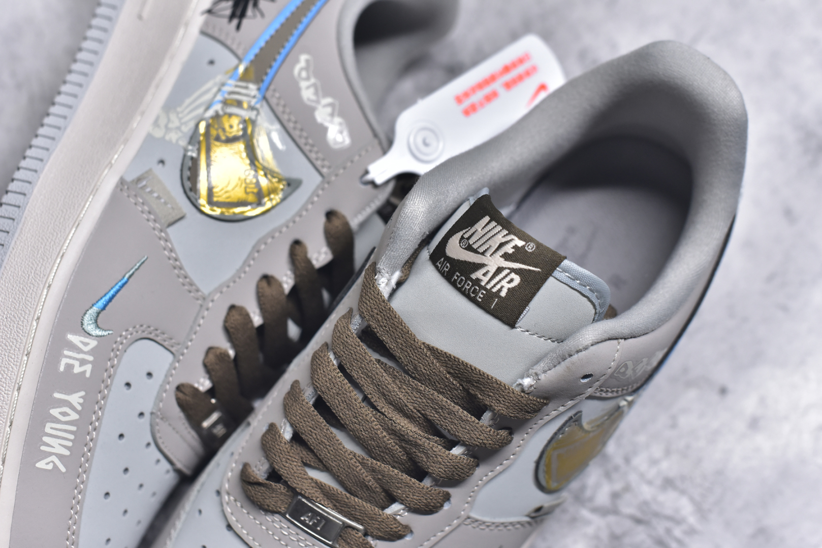 图片[9]-#Nike Air Force 1\’07 Low \”Batman\” DC漫画系列 蝙蝠侠 空军一号低帮休闲板鞋 XL2321-111 #蝙蝠侠，本名布鲁斯·韦恩，是美国DC漫画旗下的超级英雄。他幼时目睹父母在犯罪巷被歹徒杀害，这一悲剧深深烙印在心中，促使他立下为打击犯罪、守护哥谭市而战的誓言。布鲁斯·韦恩没有超能力，却凭借过人的智慧、强大的意志力、卓越的格斗技巧以及大量高科技装备，化身为令罪犯胆寒的“黑暗骑士” 尺码：36 36.5 37.5 38 38.5 39 40 40.5 41 42 42.5 43 44 44.5 45 9.D4-选品中心