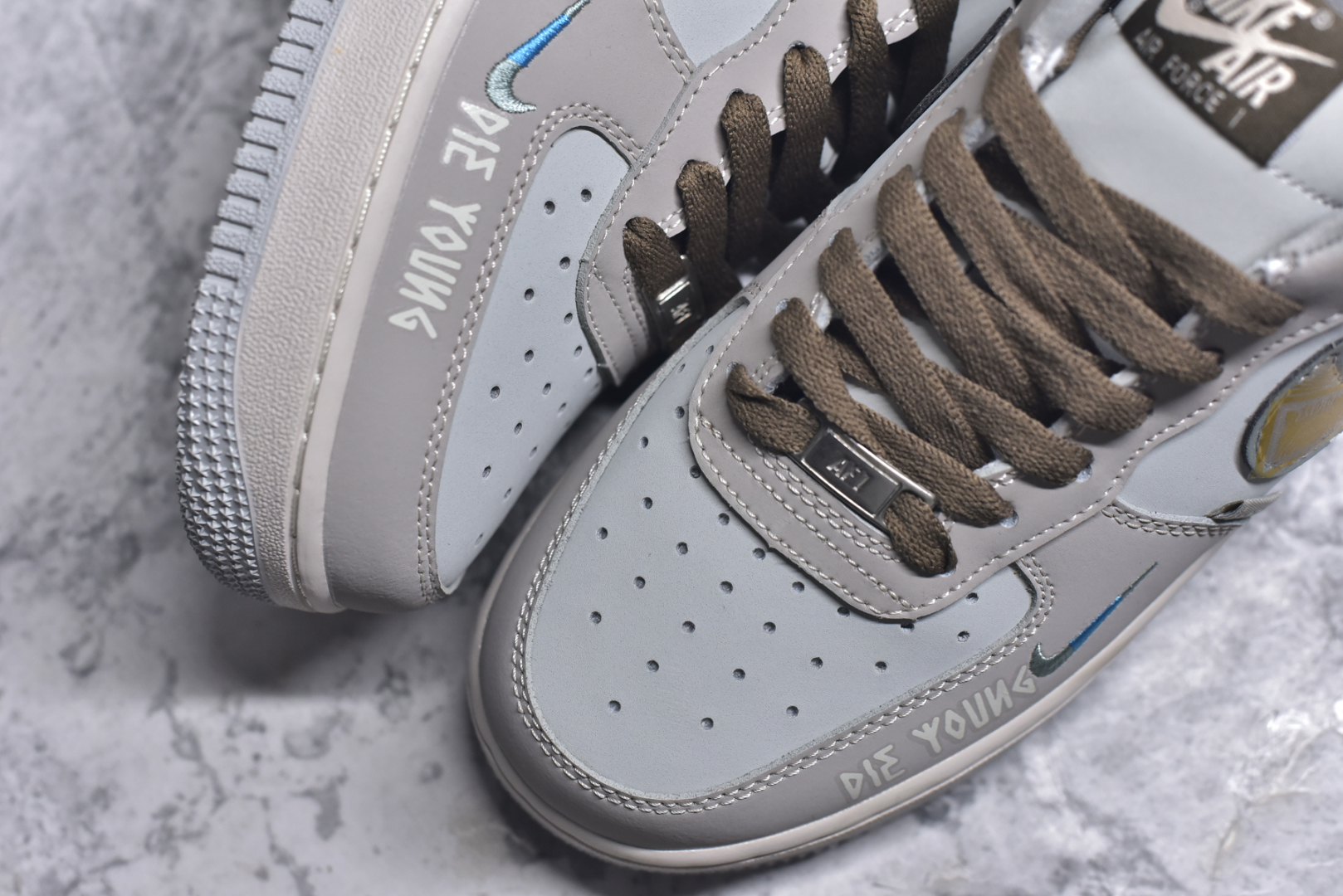 图片[8]-#Nike Air Force 1\’07 Low \”Batman\” DC漫画系列 蝙蝠侠 空军一号低帮休闲板鞋 XL2321-111 #蝙蝠侠，本名布鲁斯·韦恩，是美国DC漫画旗下的超级英雄。他幼时目睹父母在犯罪巷被歹徒杀害，这一悲剧深深烙印在心中，促使他立下为打击犯罪、守护哥谭市而战的誓言。布鲁斯·韦恩没有超能力，却凭借过人的智慧、强大的意志力、卓越的格斗技巧以及大量高科技装备，化身为令罪犯胆寒的“黑暗骑士” 尺码：36 36.5 37.5 38 38.5 39 40 40.5 41 42 42.5 43 44 44.5 45 9.D4-选品中心