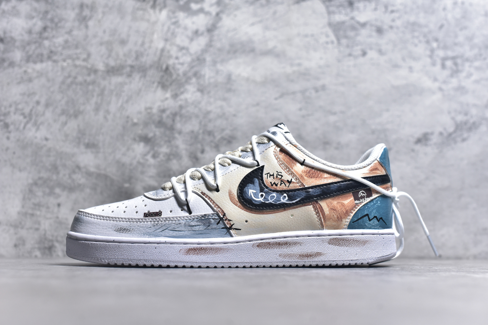 #Nike Court Vision 1 Low P.M.S“街头涂鸦” 手绘涂鸦定制板鞋 街头涂鸦是一种在公共空间墙壁、建筑物、地铁车厢等载体上创作的视觉艺术形式。它起源于20世纪60年代的美国费城和纽约，早期是街头青年表达自我、宣泄情绪、展现个性的方式，内容常涉及社会问题、个人主张、流行文化等 货号：DH2987-216 尺码：36 36.5 37.5 38 38.5 39 40 40.5 41 42 42.5 43 44 44.5 45-选品中心