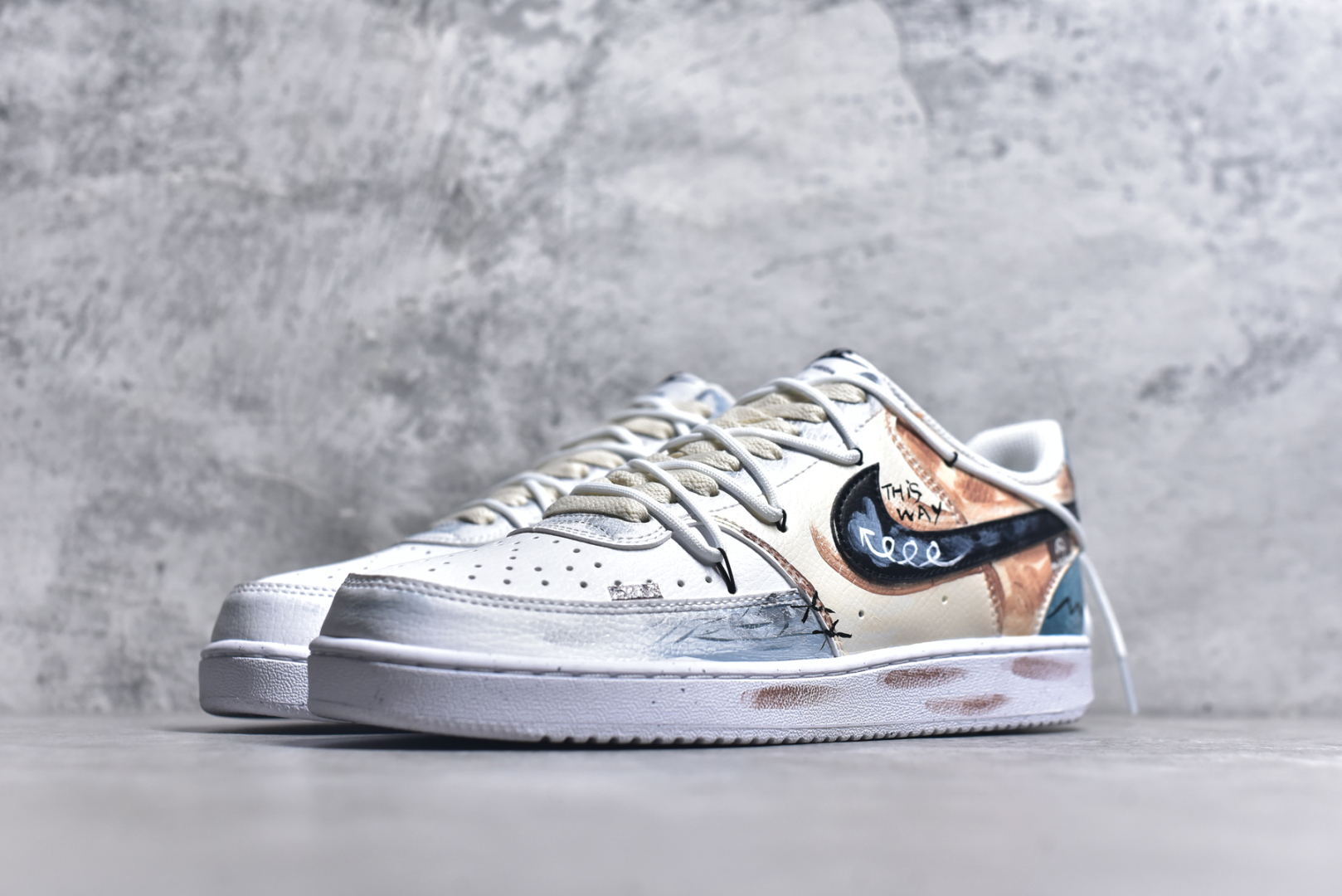 图片[2]-#Nike Court Vision 1 Low P.M.S“街头涂鸦” 手绘涂鸦定制板鞋 街头涂鸦是一种在公共空间墙壁、建筑物、地铁车厢等载体上创作的视觉艺术形式。它起源于20世纪60年代的美国费城和纽约，早期是街头青年表达自我、宣泄情绪、展现个性的方式，内容常涉及社会问题、个人主张、流行文化等 货号：DH2987-216 尺码：36 36.5 37.5 38 38.5 39 40 40.5 41 42 42.5 43 44 44.5 45-选品中心