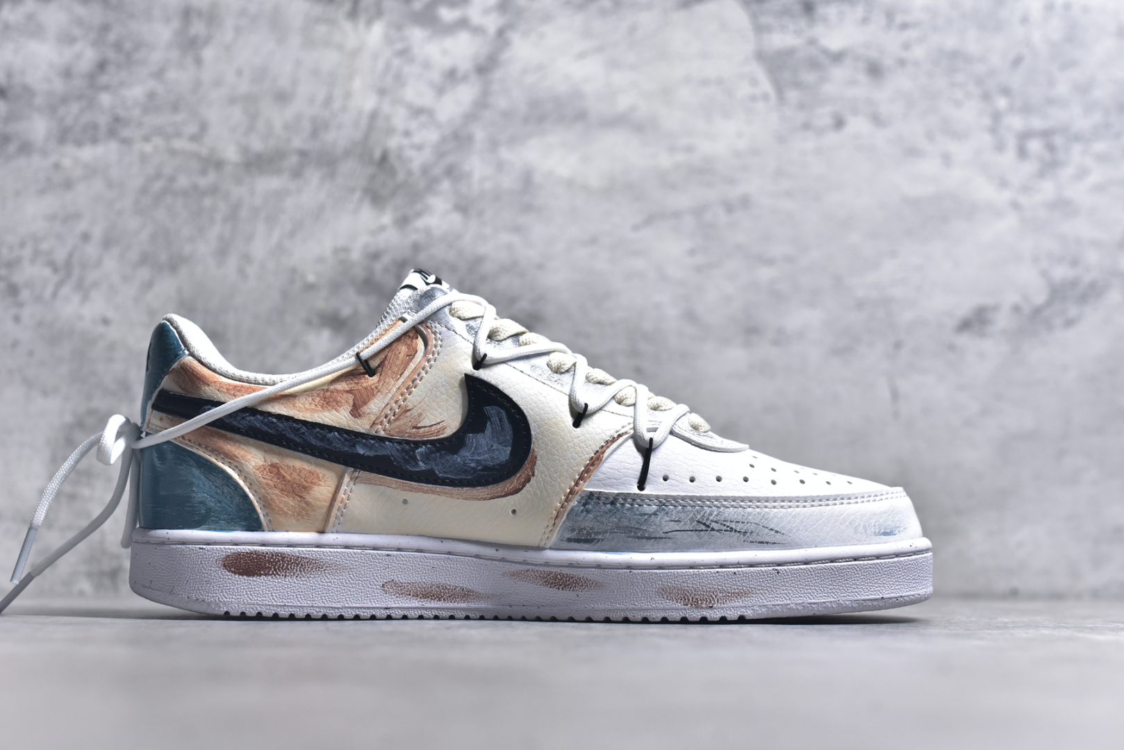 图片[3]-#Nike Court Vision 1 Low P.M.S“街头涂鸦” 手绘涂鸦定制板鞋 街头涂鸦是一种在公共空间墙壁、建筑物、地铁车厢等载体上创作的视觉艺术形式。它起源于20世纪60年代的美国费城和纽约，早期是街头青年表达自我、宣泄情绪、展现个性的方式，内容常涉及社会问题、个人主张、流行文化等 货号：DH2987-216 尺码：36 36.5 37.5 38 38.5 39 40 40.5 41 42 42.5 43 44 44.5 45-选品中心