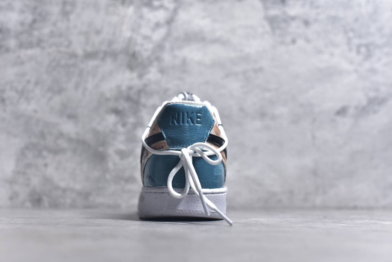 图片[5]-#Nike Court Vision 1 Low P.M.S“街头涂鸦” 手绘涂鸦定制板鞋 街头涂鸦是一种在公共空间墙壁、建筑物、地铁车厢等载体上创作的视觉艺术形式。它起源于20世纪60年代的美国费城和纽约，早期是街头青年表达自我、宣泄情绪、展现个性的方式，内容常涉及社会问题、个人主张、流行文化等 货号：DH2987-216 尺码：36 36.5 37.5 38 38.5 39 40 40.5 41 42 42.5 43 44 44.5 45-选品中心