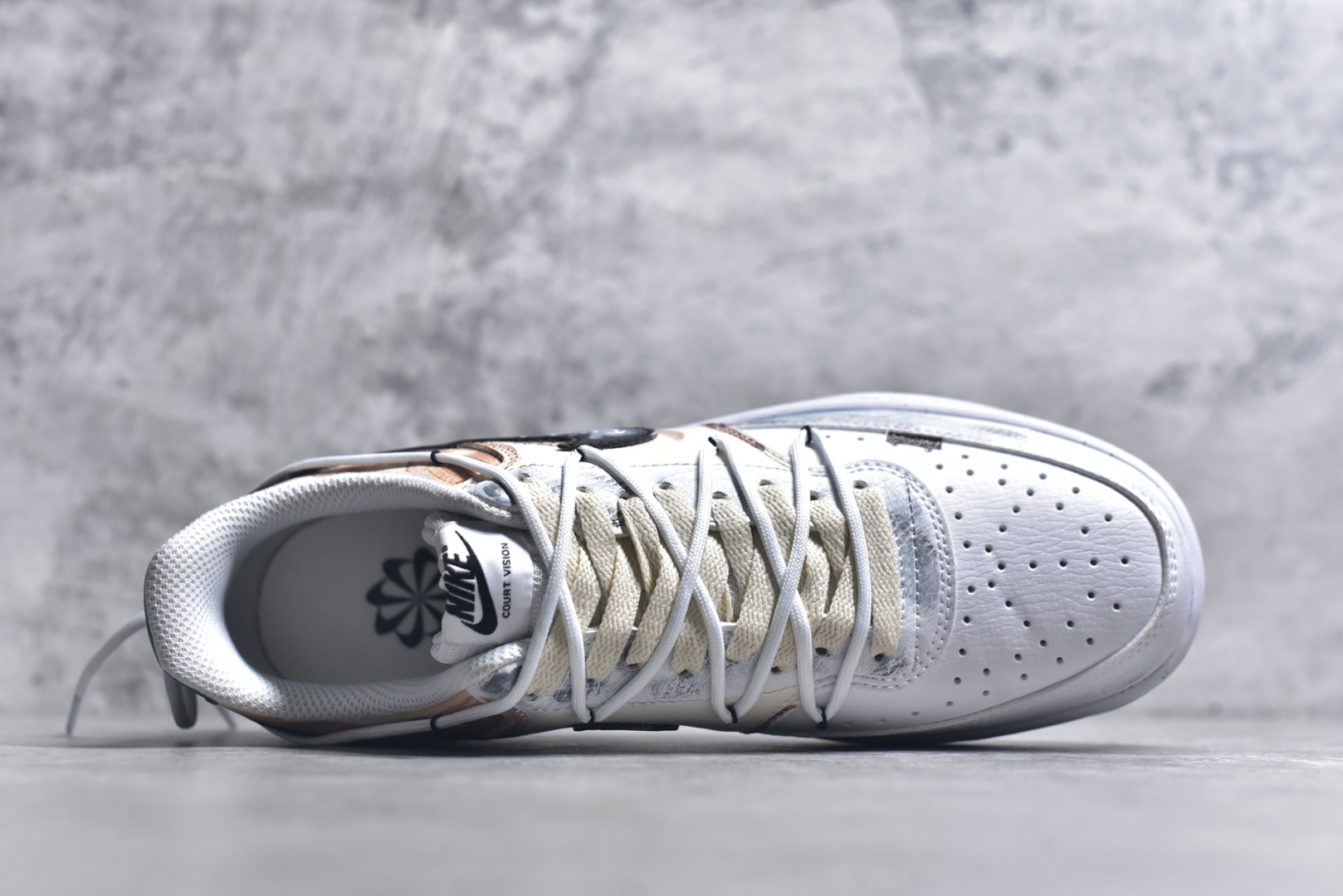 图片[4]-#Nike Court Vision 1 Low P.M.S“街头涂鸦” 手绘涂鸦定制板鞋 街头涂鸦是一种在公共空间墙壁、建筑物、地铁车厢等载体上创作的视觉艺术形式。它起源于20世纪60年代的美国费城和纽约，早期是街头青年表达自我、宣泄情绪、展现个性的方式，内容常涉及社会问题、个人主张、流行文化等 货号：DH2987-216 尺码：36 36.5 37.5 38 38.5 39 40 40.5 41 42 42.5 43 44 44.5 45-选品中心