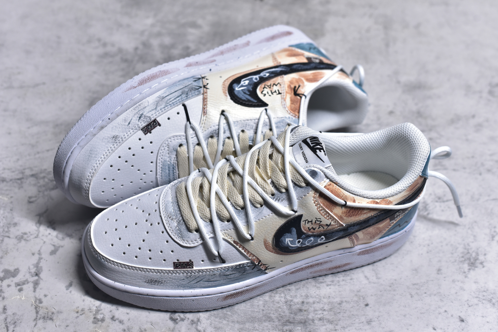 图片[7]-#Nike Court Vision 1 Low P.M.S“街头涂鸦” 手绘涂鸦定制板鞋 街头涂鸦是一种在公共空间墙壁、建筑物、地铁车厢等载体上创作的视觉艺术形式。它起源于20世纪60年代的美国费城和纽约，早期是街头青年表达自我、宣泄情绪、展现个性的方式，内容常涉及社会问题、个人主张、流行文化等 货号：DH2987-216 尺码：36 36.5 37.5 38 38.5 39 40 40.5 41 42 42.5 43 44 44.5 45-选品中心
