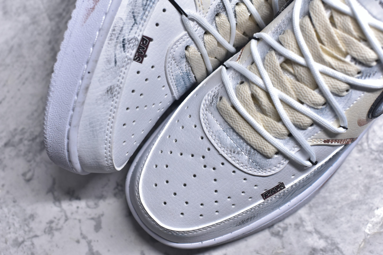图片[8]-#Nike Court Vision 1 Low P.M.S“街头涂鸦” 手绘涂鸦定制板鞋 街头涂鸦是一种在公共空间墙壁、建筑物、地铁车厢等载体上创作的视觉艺术形式。它起源于20世纪60年代的美国费城和纽约，早期是街头青年表达自我、宣泄情绪、展现个性的方式，内容常涉及社会问题、个人主张、流行文化等 货号：DH2987-216 尺码：36 36.5 37.5 38 38.5 39 40 40.5 41 42 42.5 43 44 44.5 45-选品中心