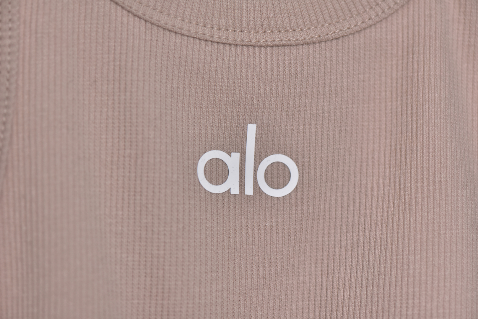 图片[3]-#ALO YOGA｜运动背心/针织休闲无袖 瑜伽运动背心系列❗ 现货供应 全年售后 原厂材料. 面料同步原厂 温馨提示❗（只做高端产品） DF巅峰 踏上巅峰❗ 颜色.黑色.白色.卡其.雾蓝 尺码：S码.M码.L码-选品中心