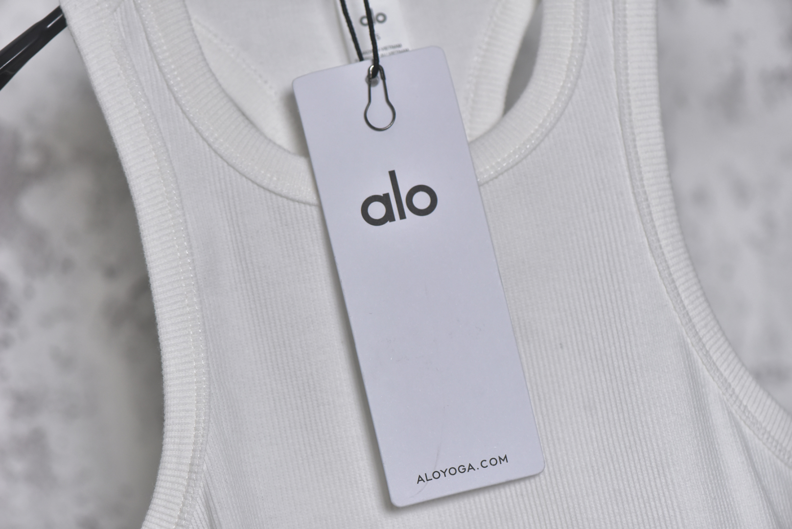 图片[5]-#ALO YOGA｜运动背心/针织休闲无袖 瑜伽运动背心系列❗ 现货供应 全年售后 原厂材料. 面料同步原厂 温馨提示❗（只做高端产品） DF巅峰 踏上巅峰❗ 颜色.黑色.白色.卡其.雾蓝 尺码：S码.M码.L码-选品中心