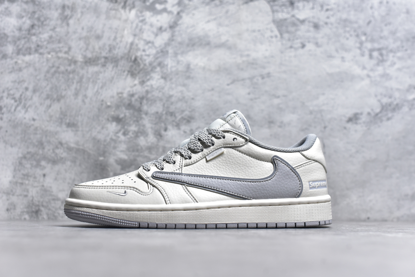 #Travis Scott x Fragment Design x Air Jordan 1 Low OG SP AJ1 联名倒勾 低帮文化休闲板鞋 DH0223-322 #多方联名合作融合了Travis Scott 独特的音乐风格，藤原浩个性的设计风格以及Jordan品牌的经典元素 使其成为一双具有独特身份和价值的鞋子 清新而立体的外观加上联名标识更突出了其独特身份 这种配色方案显示出活力和时尚感 在视觉上引人注目 鞋身的质感和细腻的细节处理使其显得高端而格调十足 这款“倒钩”联名是设计与创意完美结合 融合多方的个性风格是一款备受瞩目的潮流鞋款 尺码：36 36.5 37.5 38 38.5 39 40 40.5 41 42 42.5 43 44 44.5 45 9.E5-选品中心