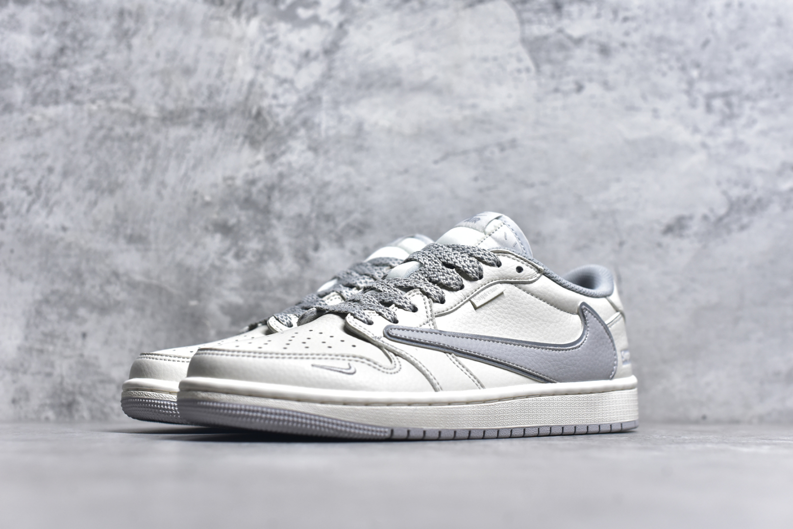 图片[2]-#Travis Scott x Fragment Design x Air Jordan 1 Low OG SP AJ1 联名倒勾 低帮文化休闲板鞋 DH0223-322 #多方联名合作融合了Travis Scott 独特的音乐风格，藤原浩个性的设计风格以及Jordan品牌的经典元素 使其成为一双具有独特身份和价值的鞋子 清新而立体的外观加上联名标识更突出了其独特身份 这种配色方案显示出活力和时尚感 在视觉上引人注目 鞋身的质感和细腻的细节处理使其显得高端而格调十足 这款“倒钩”联名是设计与创意完美结合 融合多方的个性风格是一款备受瞩目的潮流鞋款 尺码：36 36.5 37.5 38 38.5 39 40 40.5 41 42 42.5 43 44 44.5 45 9.E5-选品中心