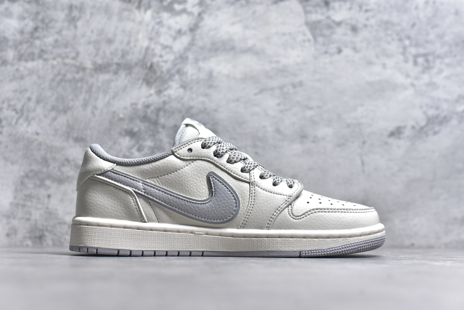 图片[3]-#Travis Scott x Fragment Design x Air Jordan 1 Low OG SP AJ1 联名倒勾 低帮文化休闲板鞋 DH0223-322 #多方联名合作融合了Travis Scott 独特的音乐风格，藤原浩个性的设计风格以及Jordan品牌的经典元素 使其成为一双具有独特身份和价值的鞋子 清新而立体的外观加上联名标识更突出了其独特身份 这种配色方案显示出活力和时尚感 在视觉上引人注目 鞋身的质感和细腻的细节处理使其显得高端而格调十足 这款“倒钩”联名是设计与创意完美结合 融合多方的个性风格是一款备受瞩目的潮流鞋款 尺码：36 36.5 37.5 38 38.5 39 40 40.5 41 42 42.5 43 44 44.5 45 9.E5-选品中心