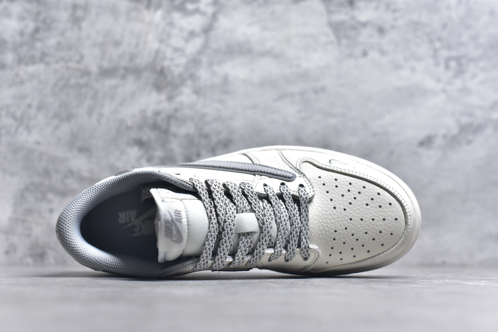 图片[4]-#Travis Scott x Fragment Design x Air Jordan 1 Low OG SP AJ1 联名倒勾 低帮文化休闲板鞋 DH0223-322 #多方联名合作融合了Travis Scott 独特的音乐风格，藤原浩个性的设计风格以及Jordan品牌的经典元素 使其成为一双具有独特身份和价值的鞋子 清新而立体的外观加上联名标识更突出了其独特身份 这种配色方案显示出活力和时尚感 在视觉上引人注目 鞋身的质感和细腻的细节处理使其显得高端而格调十足 这款“倒钩”联名是设计与创意完美结合 融合多方的个性风格是一款备受瞩目的潮流鞋款 尺码：36 36.5 37.5 38 38.5 39 40 40.5 41 42 42.5 43 44 44.5 45 9.E5-选品中心