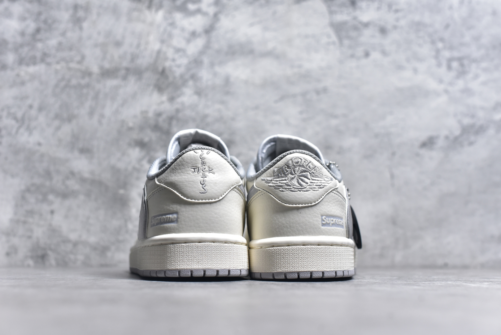 图片[5]-#Travis Scott x Fragment Design x Air Jordan 1 Low OG SP AJ1 联名倒勾 低帮文化休闲板鞋 DH0223-322 #多方联名合作融合了Travis Scott 独特的音乐风格，藤原浩个性的设计风格以及Jordan品牌的经典元素 使其成为一双具有独特身份和价值的鞋子 清新而立体的外观加上联名标识更突出了其独特身份 这种配色方案显示出活力和时尚感 在视觉上引人注目 鞋身的质感和细腻的细节处理使其显得高端而格调十足 这款“倒钩”联名是设计与创意完美结合 融合多方的个性风格是一款备受瞩目的潮流鞋款 尺码：36 36.5 37.5 38 38.5 39 40 40.5 41 42 42.5 43 44 44.5 45 9.E5-选品中心