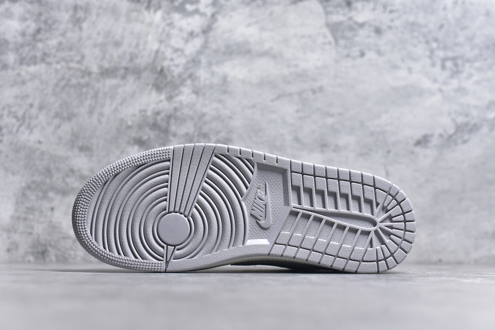 图片[6]-#Travis Scott x Fragment Design x Air Jordan 1 Low OG SP AJ1 联名倒勾 低帮文化休闲板鞋 DH0223-322 #多方联名合作融合了Travis Scott 独特的音乐风格，藤原浩个性的设计风格以及Jordan品牌的经典元素 使其成为一双具有独特身份和价值的鞋子 清新而立体的外观加上联名标识更突出了其独特身份 这种配色方案显示出活力和时尚感 在视觉上引人注目 鞋身的质感和细腻的细节处理使其显得高端而格调十足 这款“倒钩”联名是设计与创意完美结合 融合多方的个性风格是一款备受瞩目的潮流鞋款 尺码：36 36.5 37.5 38 38.5 39 40 40.5 41 42 42.5 43 44 44.5 45 9.E5-选品中心