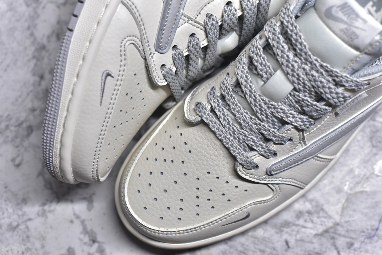 图片[8]-#Travis Scott x Fragment Design x Air Jordan 1 Low OG SP AJ1 联名倒勾 低帮文化休闲板鞋 DH0223-322 #多方联名合作融合了Travis Scott 独特的音乐风格，藤原浩个性的设计风格以及Jordan品牌的经典元素 使其成为一双具有独特身份和价值的鞋子 清新而立体的外观加上联名标识更突出了其独特身份 这种配色方案显示出活力和时尚感 在视觉上引人注目 鞋身的质感和细腻的细节处理使其显得高端而格调十足 这款“倒钩”联名是设计与创意完美结合 融合多方的个性风格是一款备受瞩目的潮流鞋款 尺码：36 36.5 37.5 38 38.5 39 40 40.5 41 42 42.5 43 44 44.5 45 9.E5-选品中心