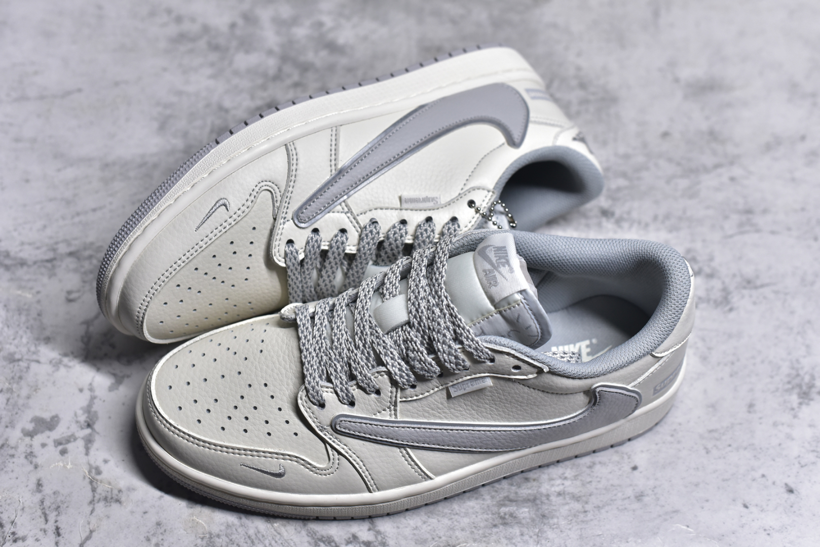 图片[7]-#Travis Scott x Fragment Design x Air Jordan 1 Low OG SP AJ1 联名倒勾 低帮文化休闲板鞋 DH0223-322 #多方联名合作融合了Travis Scott 独特的音乐风格，藤原浩个性的设计风格以及Jordan品牌的经典元素 使其成为一双具有独特身份和价值的鞋子 清新而立体的外观加上联名标识更突出了其独特身份 这种配色方案显示出活力和时尚感 在视觉上引人注目 鞋身的质感和细腻的细节处理使其显得高端而格调十足 这款“倒钩”联名是设计与创意完美结合 融合多方的个性风格是一款备受瞩目的潮流鞋款 尺码：36 36.5 37.5 38 38.5 39 40 40.5 41 42 42.5 43 44 44.5 45 9.E5-选品中心